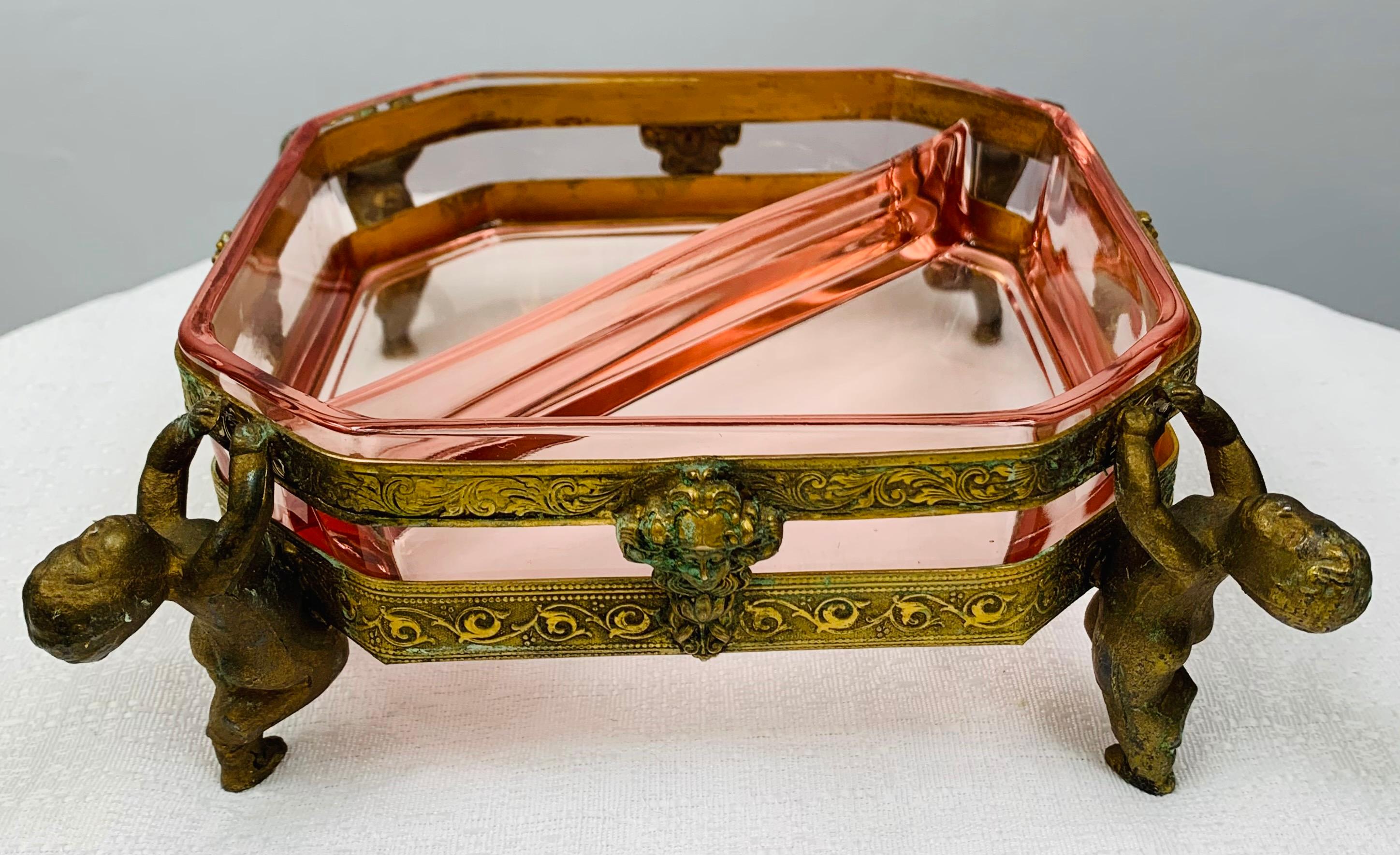 Boîte à bijoux décorative française d'antiquités en bronze et verre taillé rose en vente 4