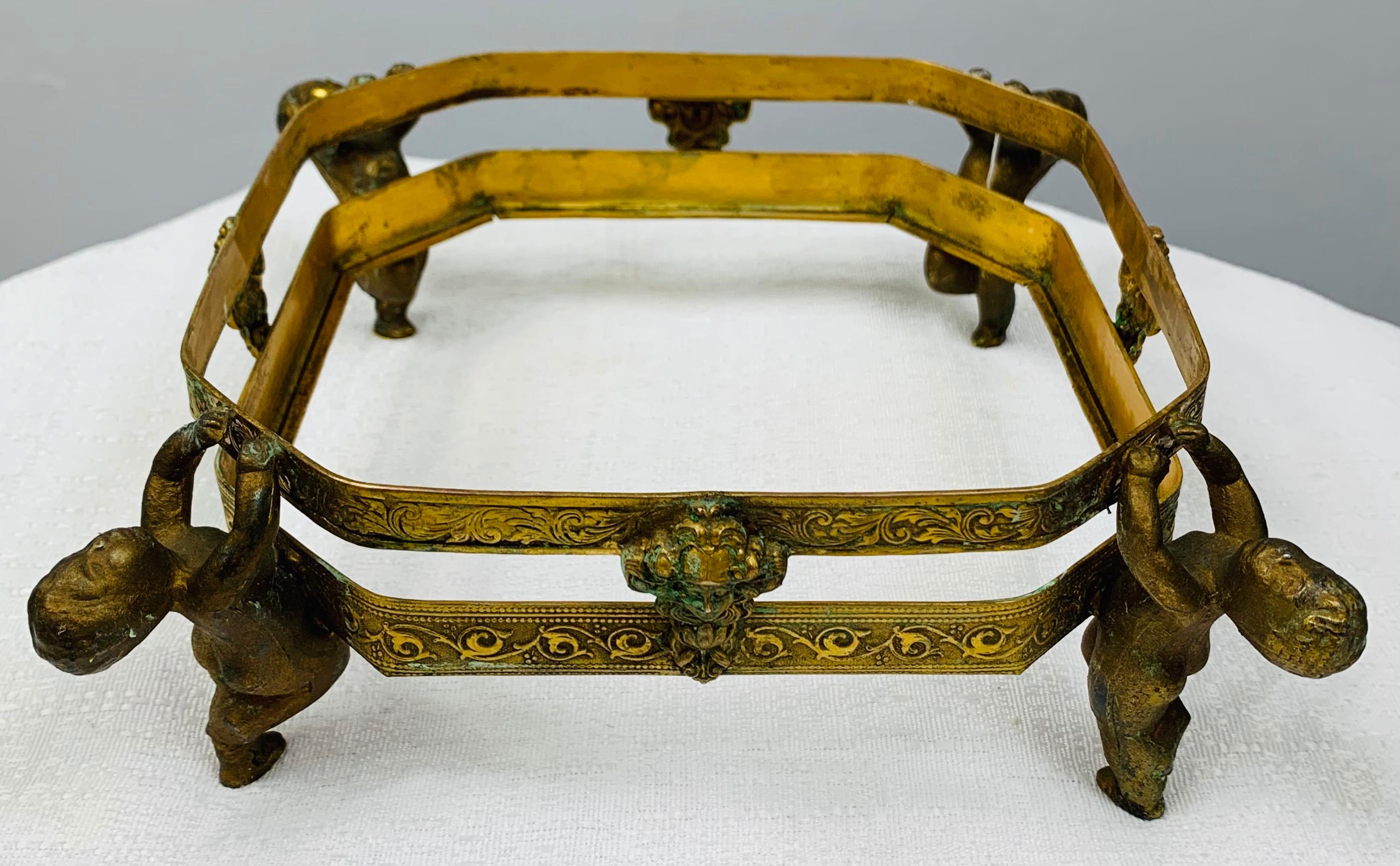 Französische antike Schmuckschatulle aus Bronze und geschliffenem Glas in Rosa im Angebot 7