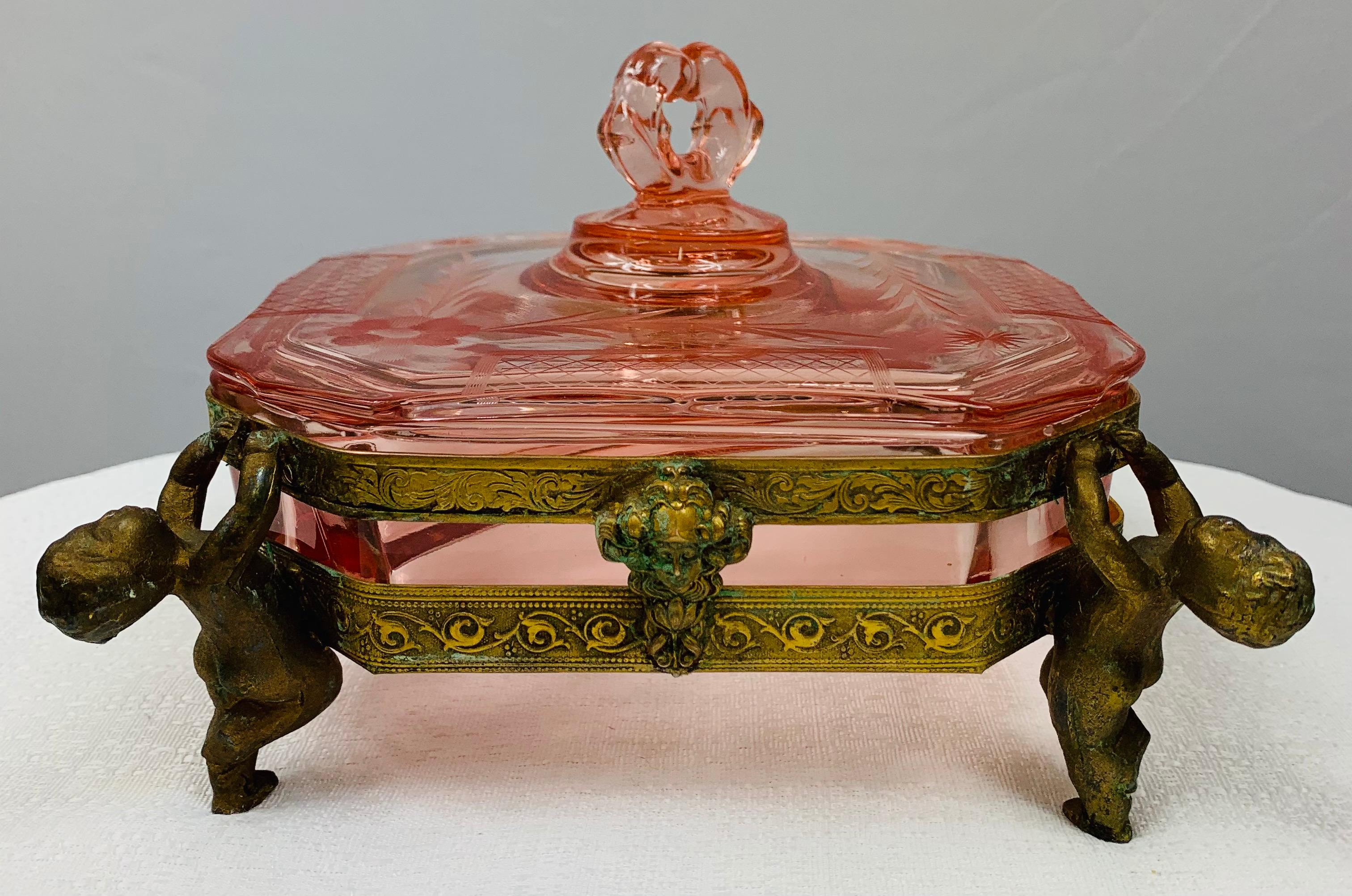 Louis XV Boîte à bijoux décorative française d'antiquités en bronze et verre taillé rose en vente