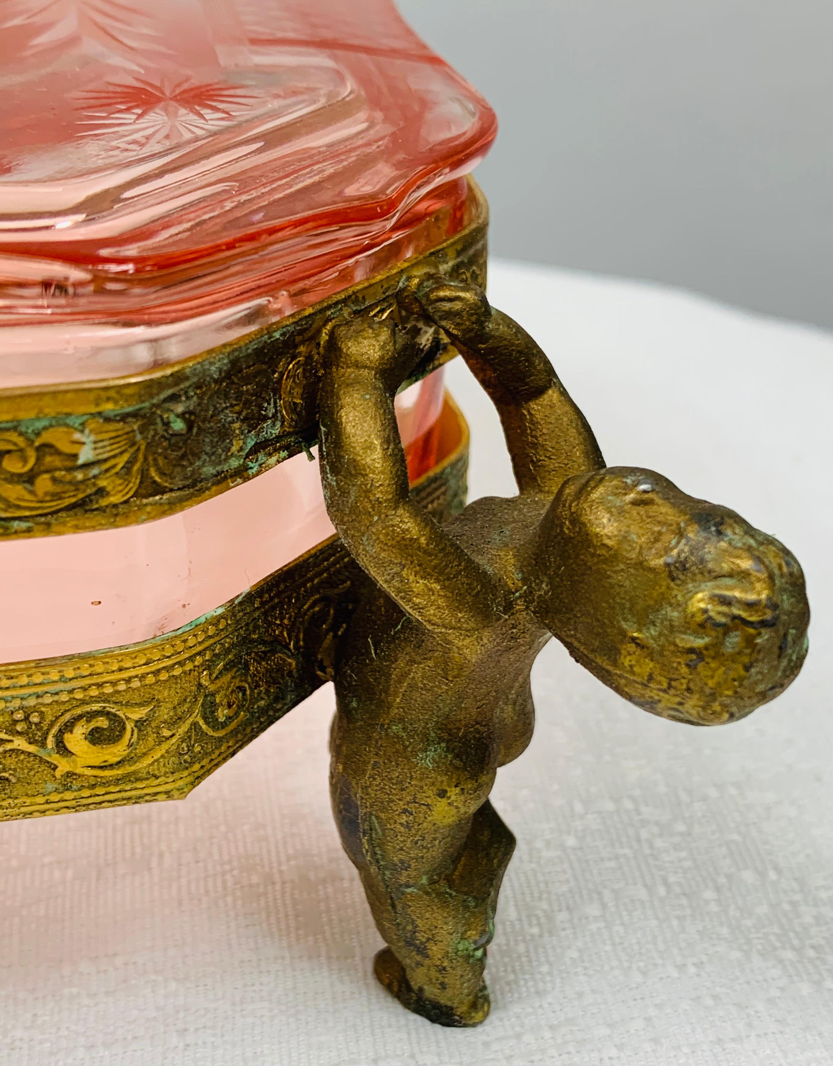 Französische antike Schmuckschatulle aus Bronze und geschliffenem Glas in Rosa (19. Jahrhundert) im Angebot