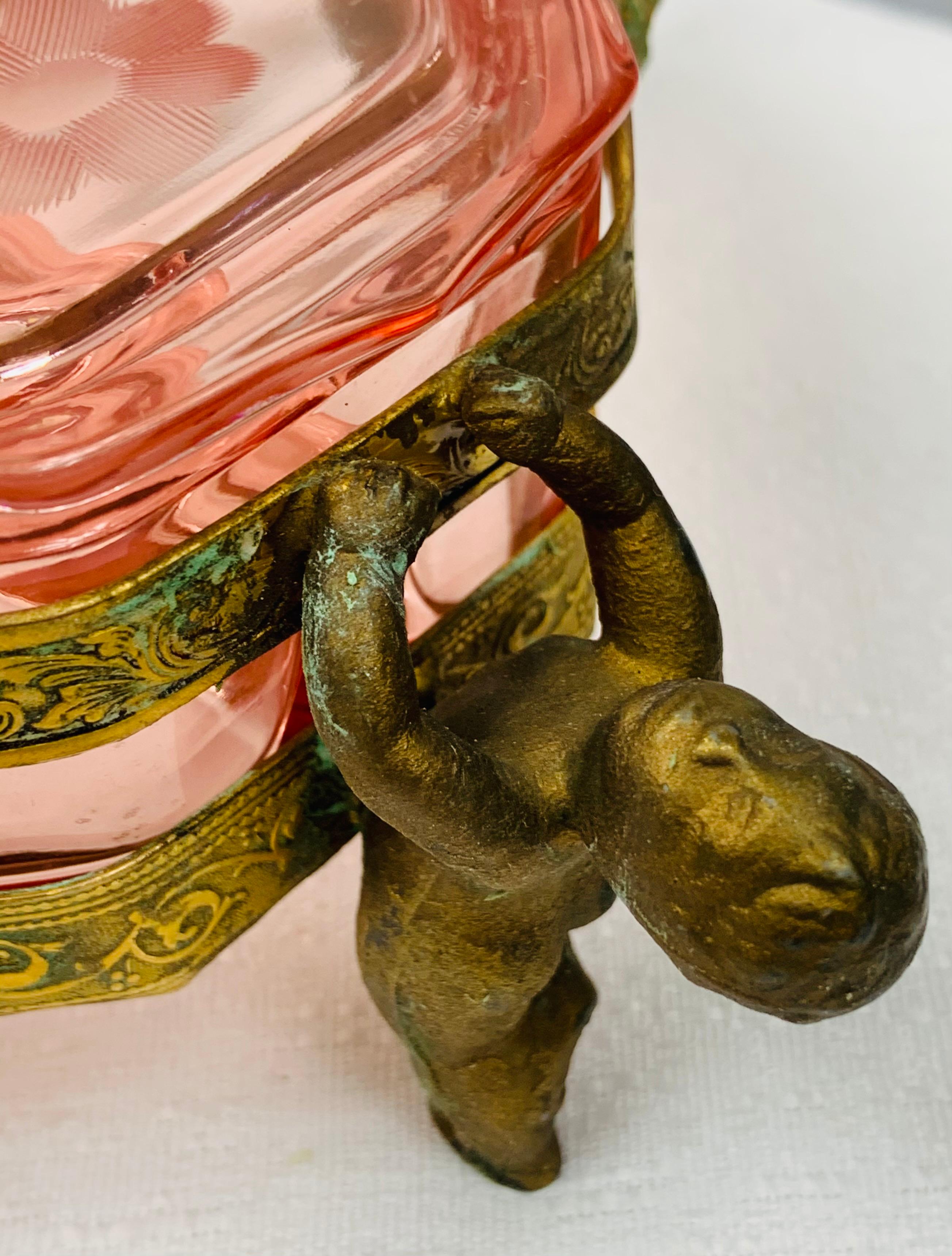 Französische antike Schmuckschatulle aus Bronze und geschliffenem Glas in Rosa im Angebot 1