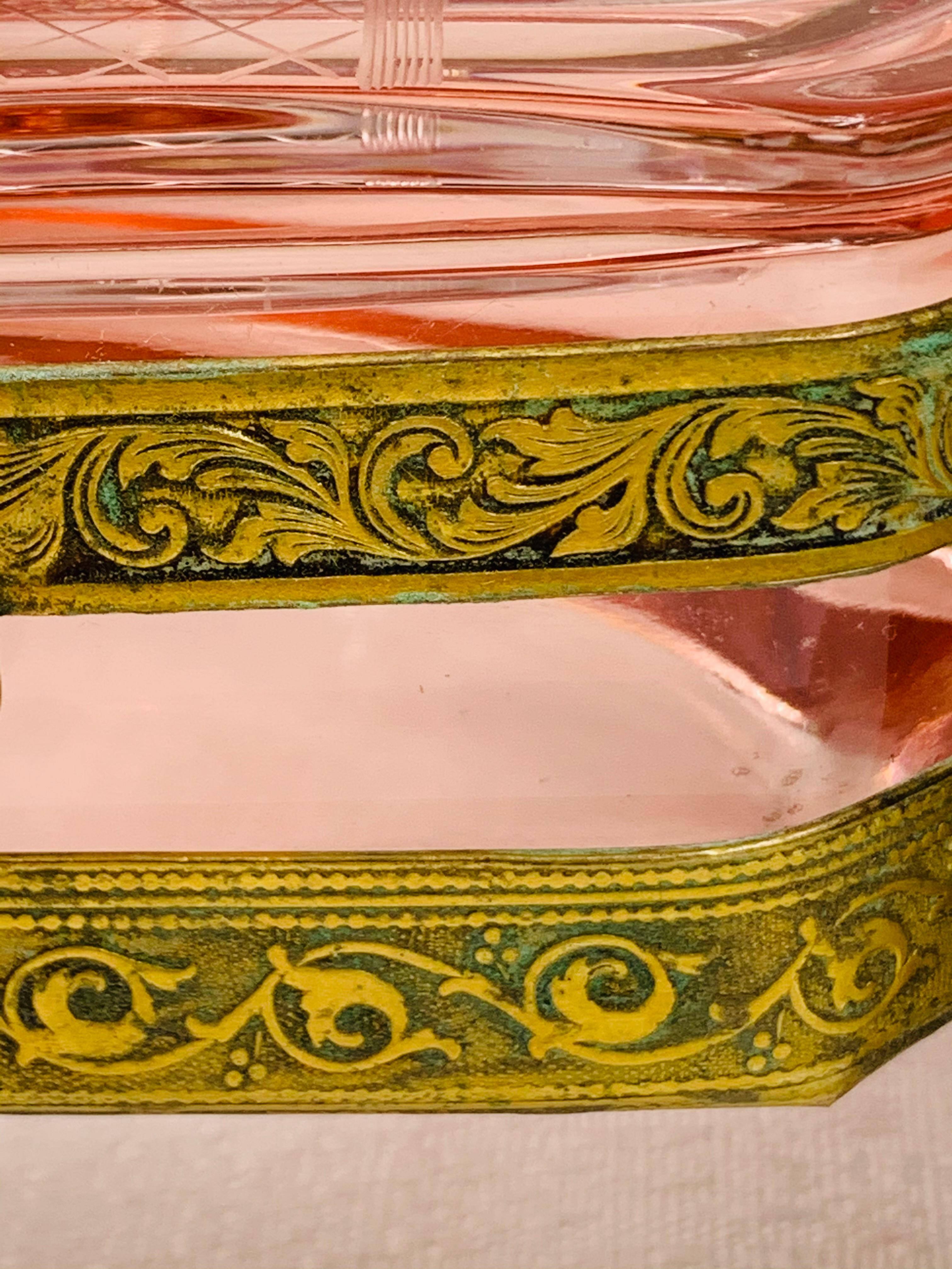 Französische antike Schmuckschatulle aus Bronze und geschliffenem Glas in Rosa im Angebot 3