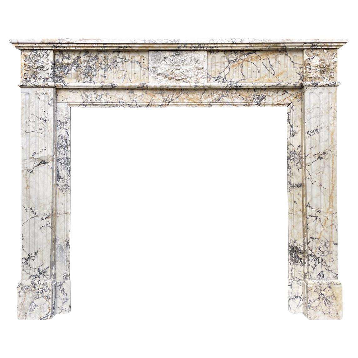 Cheminée française ancienne en marbre de style Louis XVI en vente