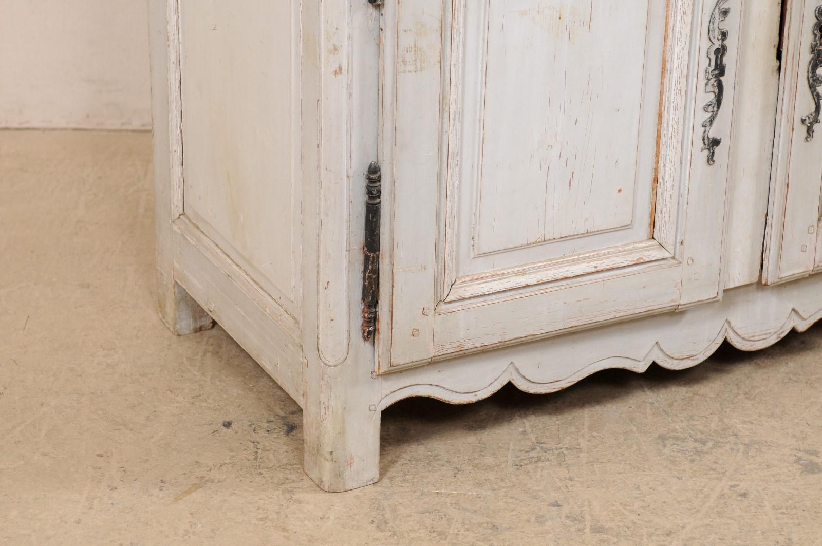 Un meuble de rangement français ancien à deux portes avec jupe évasée, gris pâle en vente 2