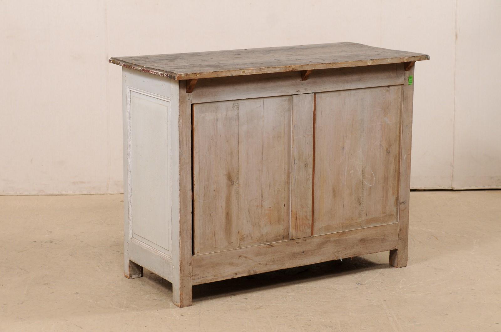 Français Un meuble de rangement français ancien à deux portes avec jupe évasée, gris pâle en vente