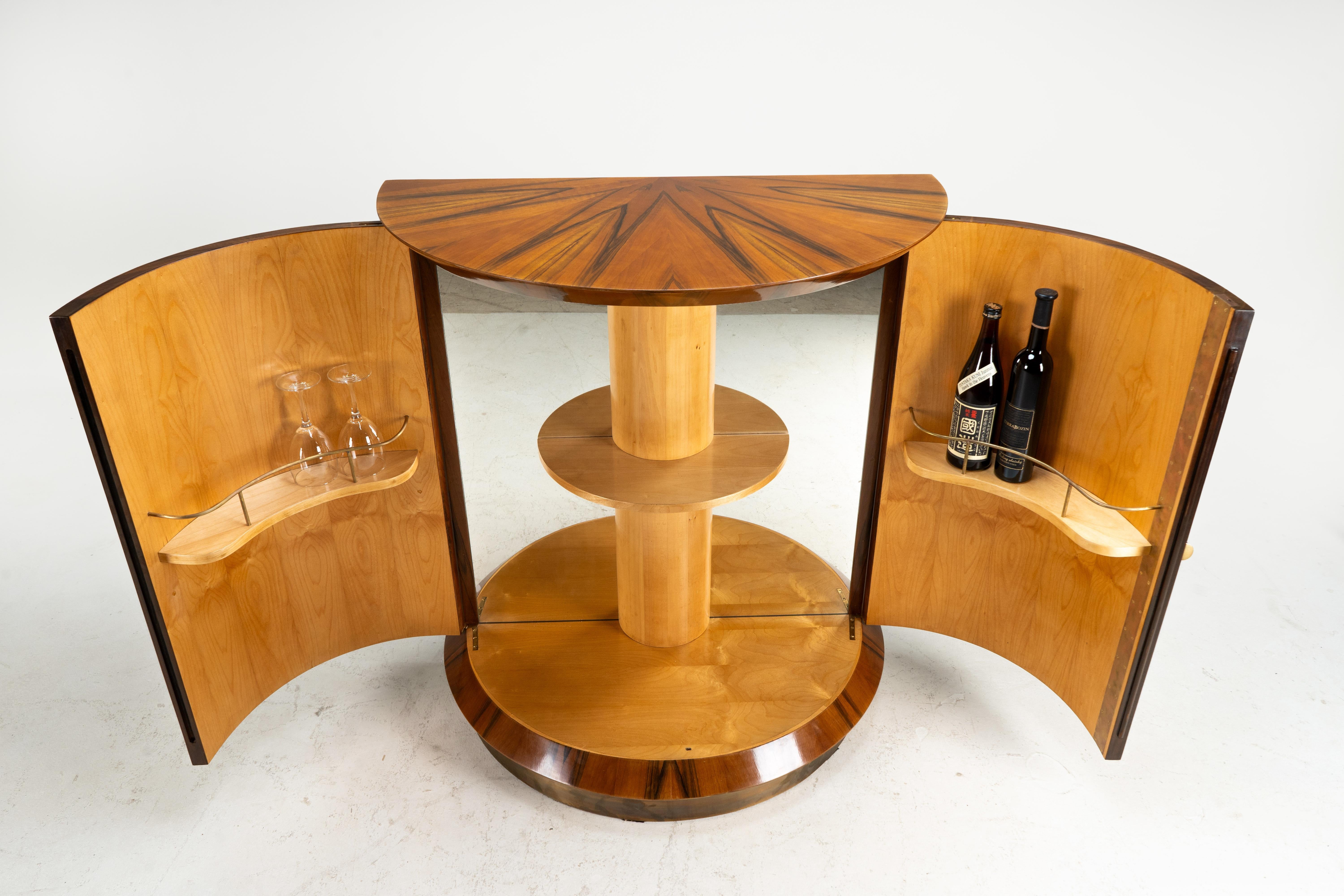 A French Art Deco Bar Cabinet With Mirrored Interior In Good Condition For Sale In Chicago, IL