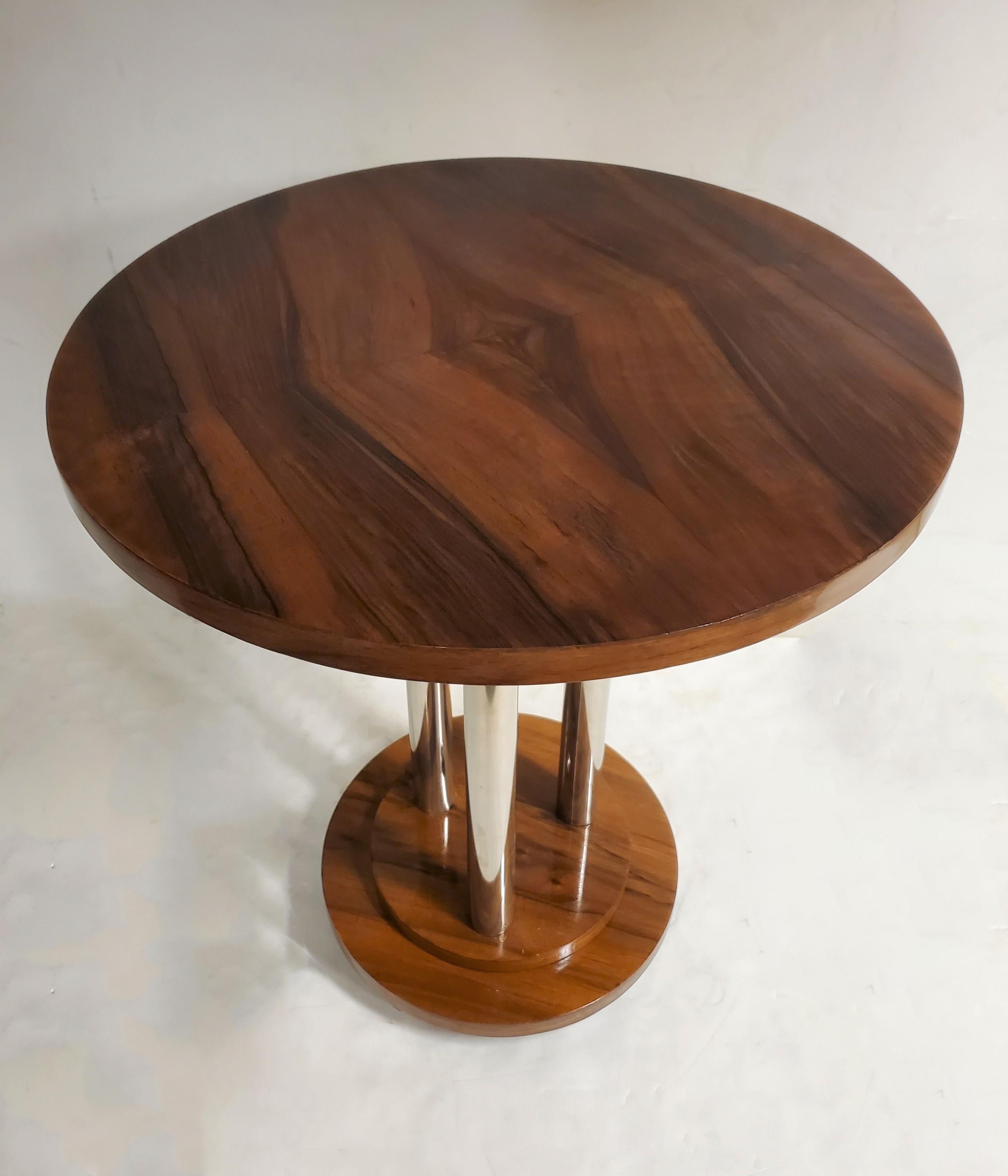 French Art Deco Book Matched Walnut and Metal End / Side Table In Good Condition For Sale In New York City, NY