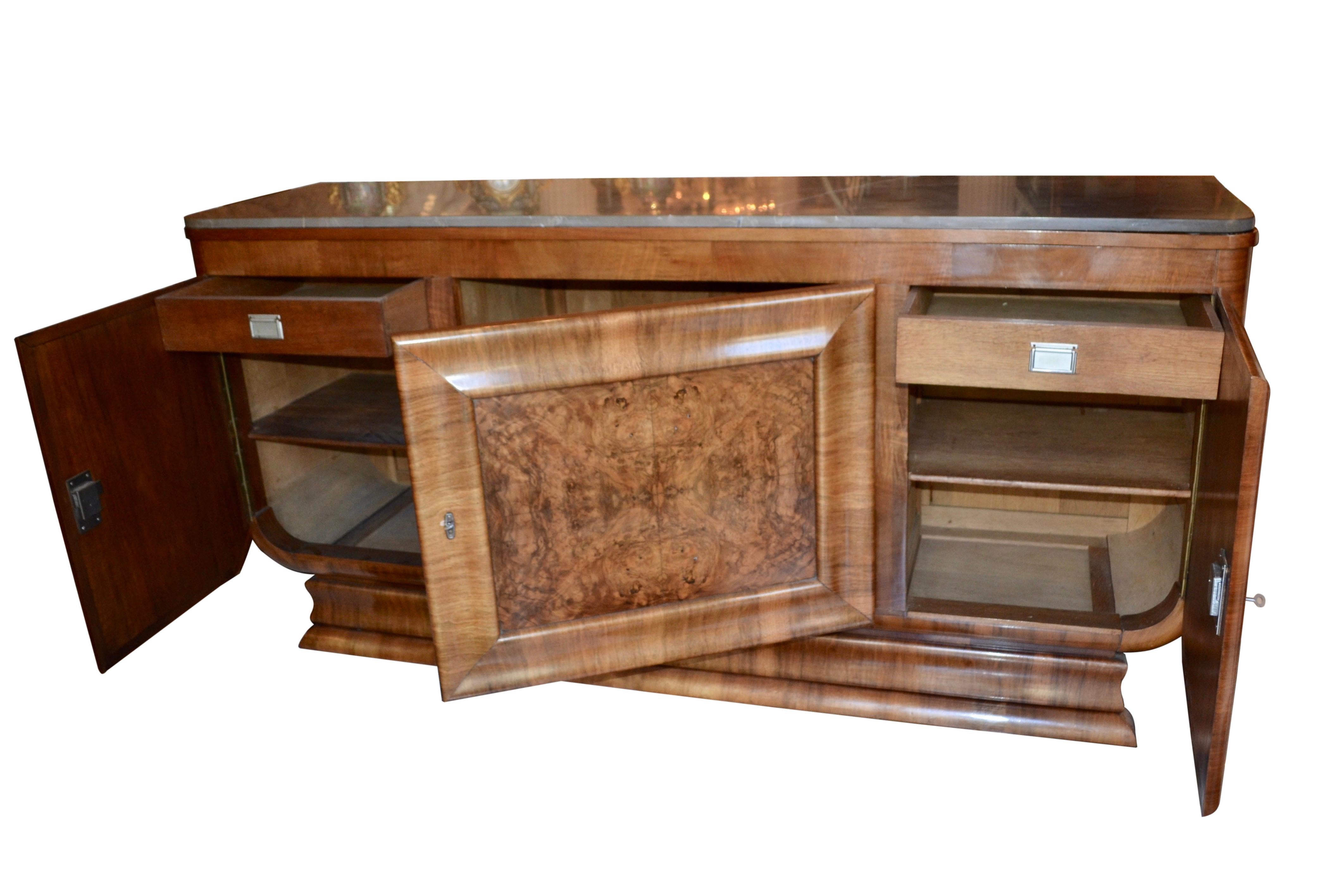 Französisches Art Deco Nussbaum Buffet Sideborad (Walnuss) im Angebot