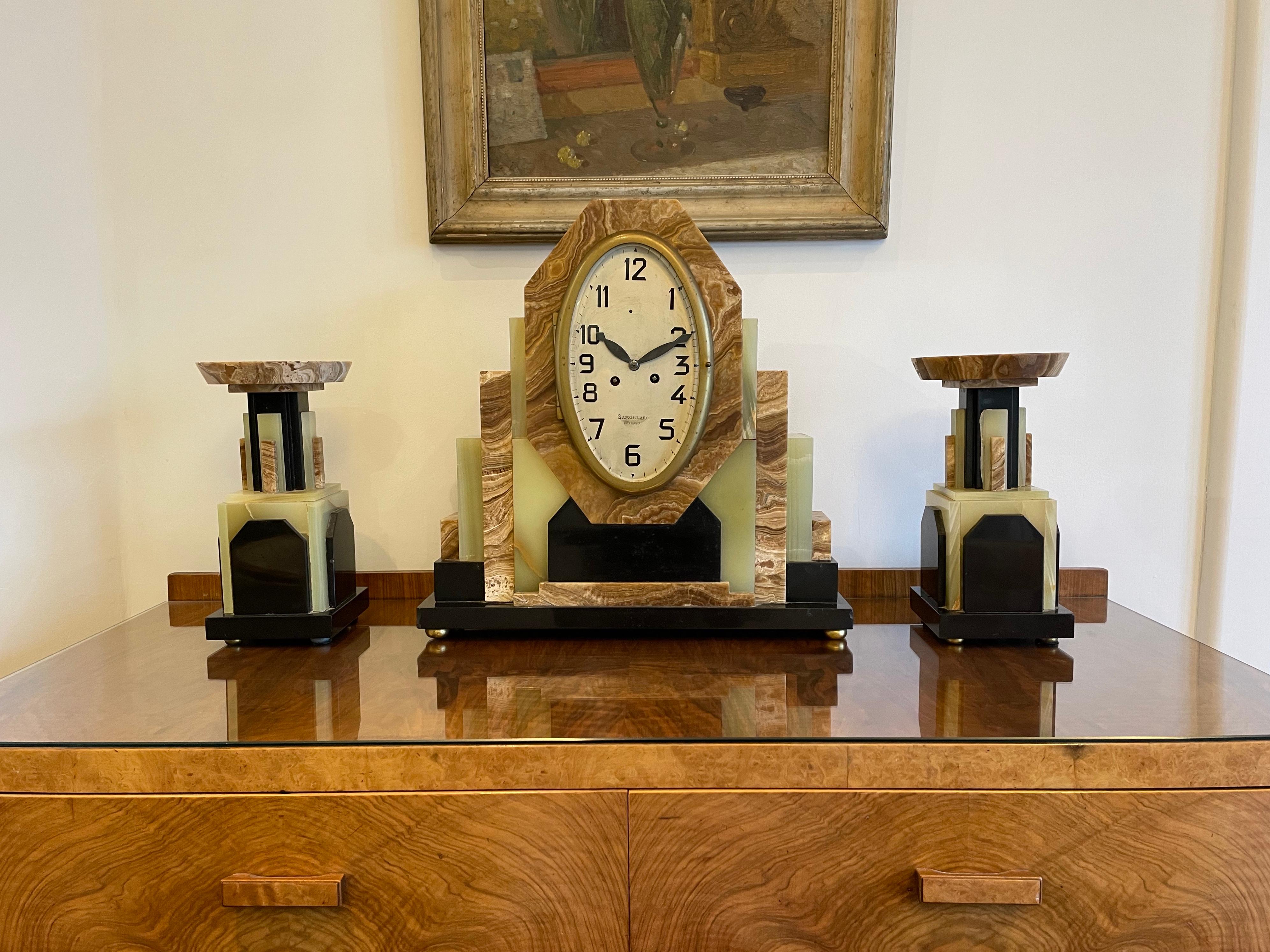 Eine französische Art-Déco-Uhr im Art déco-Stil mit passendem Paar Garnituren (Französisch) im Angebot