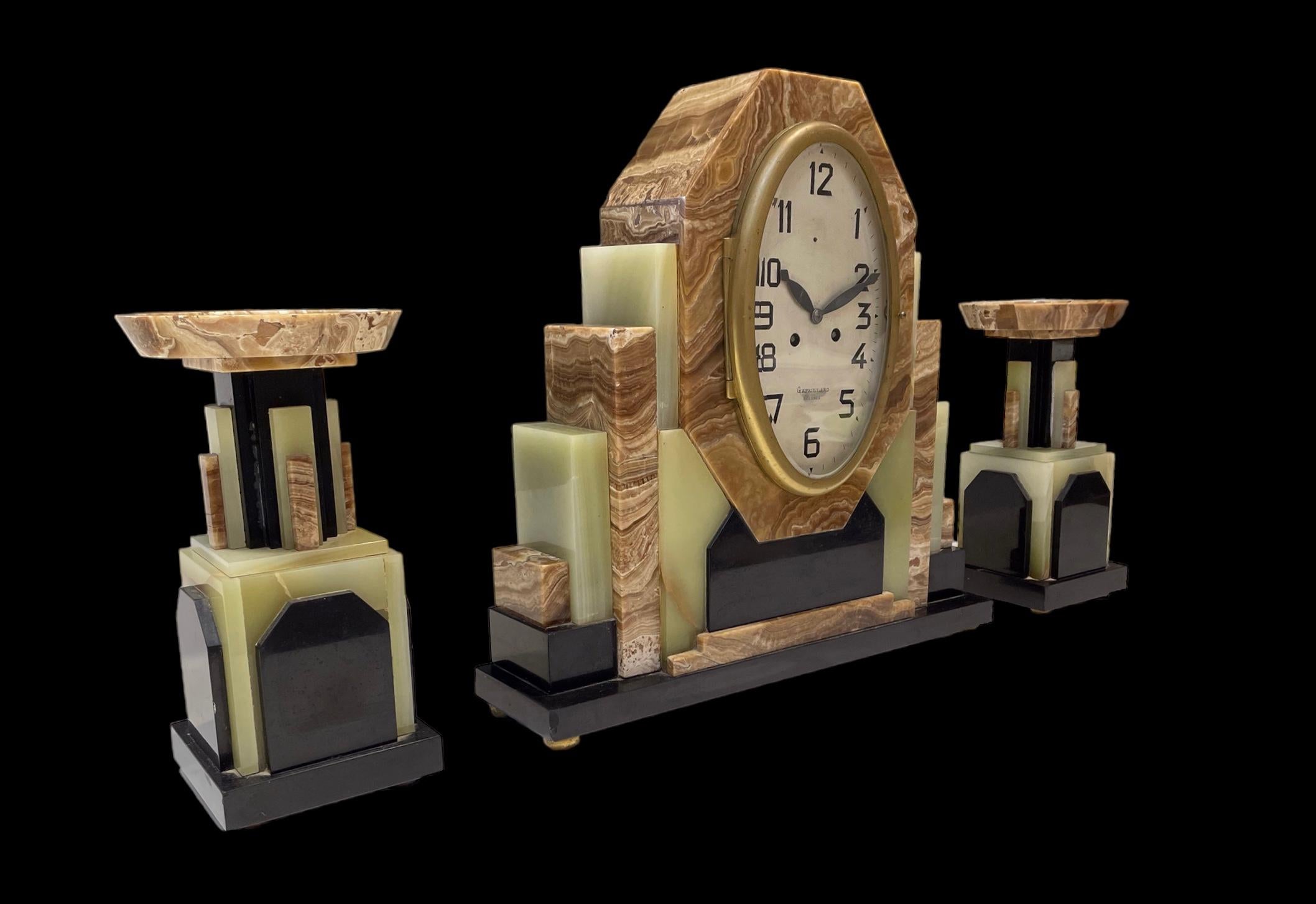 Eine französische Art-Déco-Uhr im Art déco-Stil mit passendem Paar Garnituren (Marmor) im Angebot