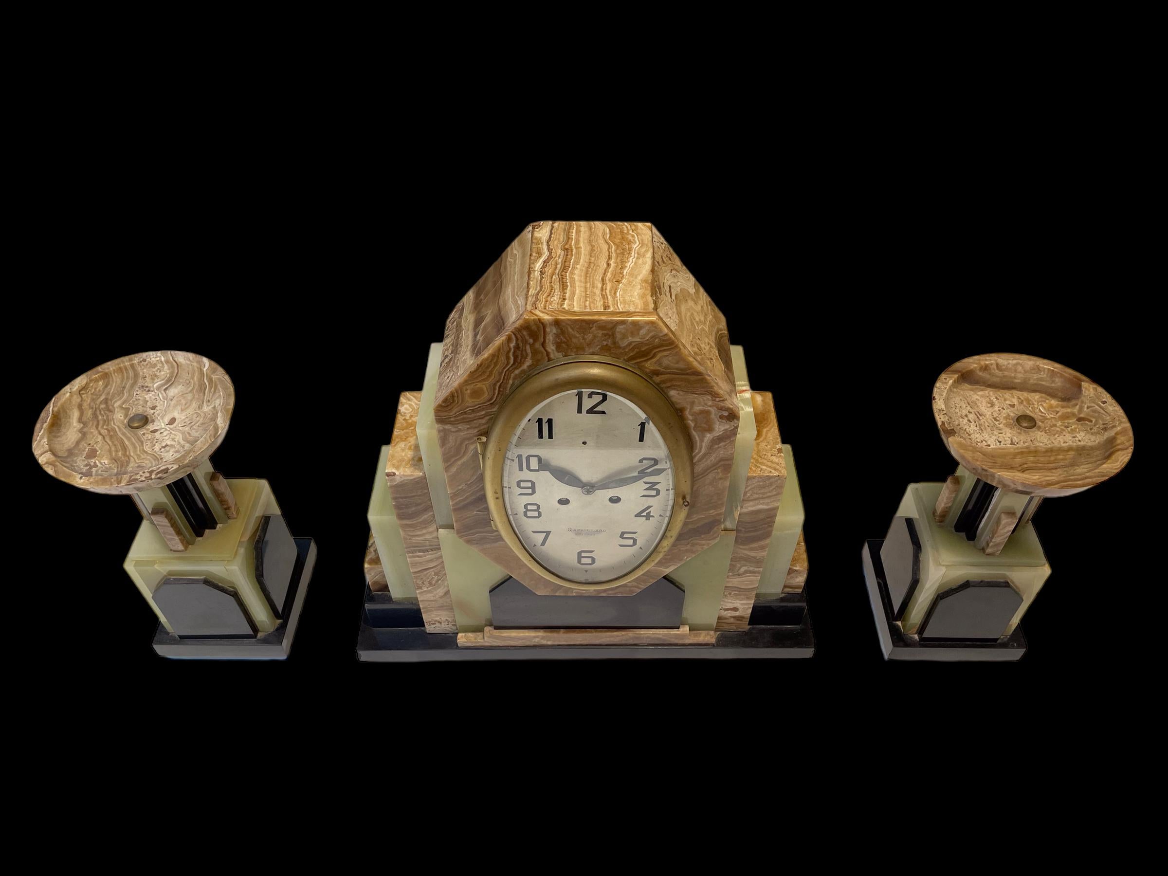 Une horloge Art déco française avec ses garnitures assorties en vente 1