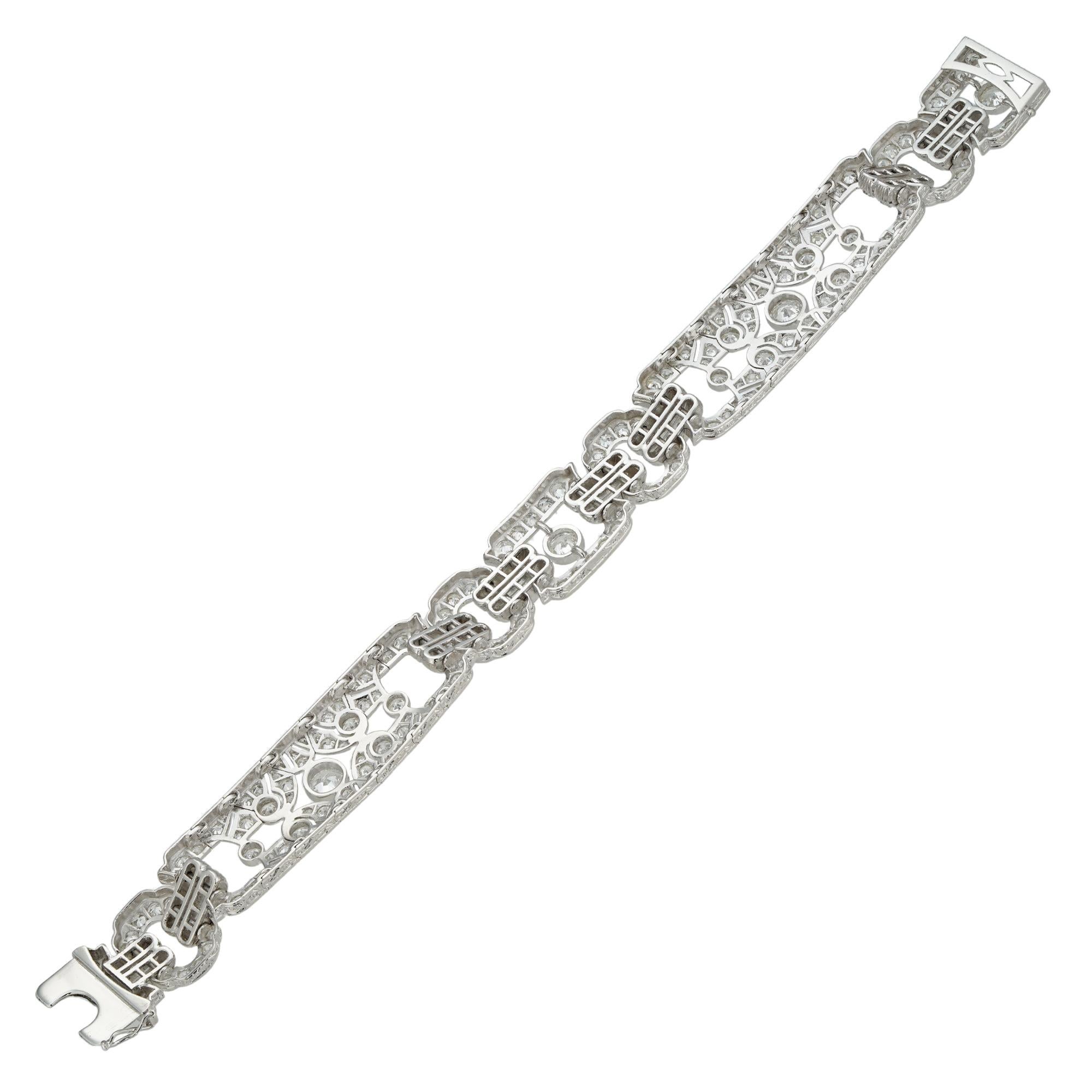 Un brazalete francés Art Déco engastado con diamantes Art Decó en venta