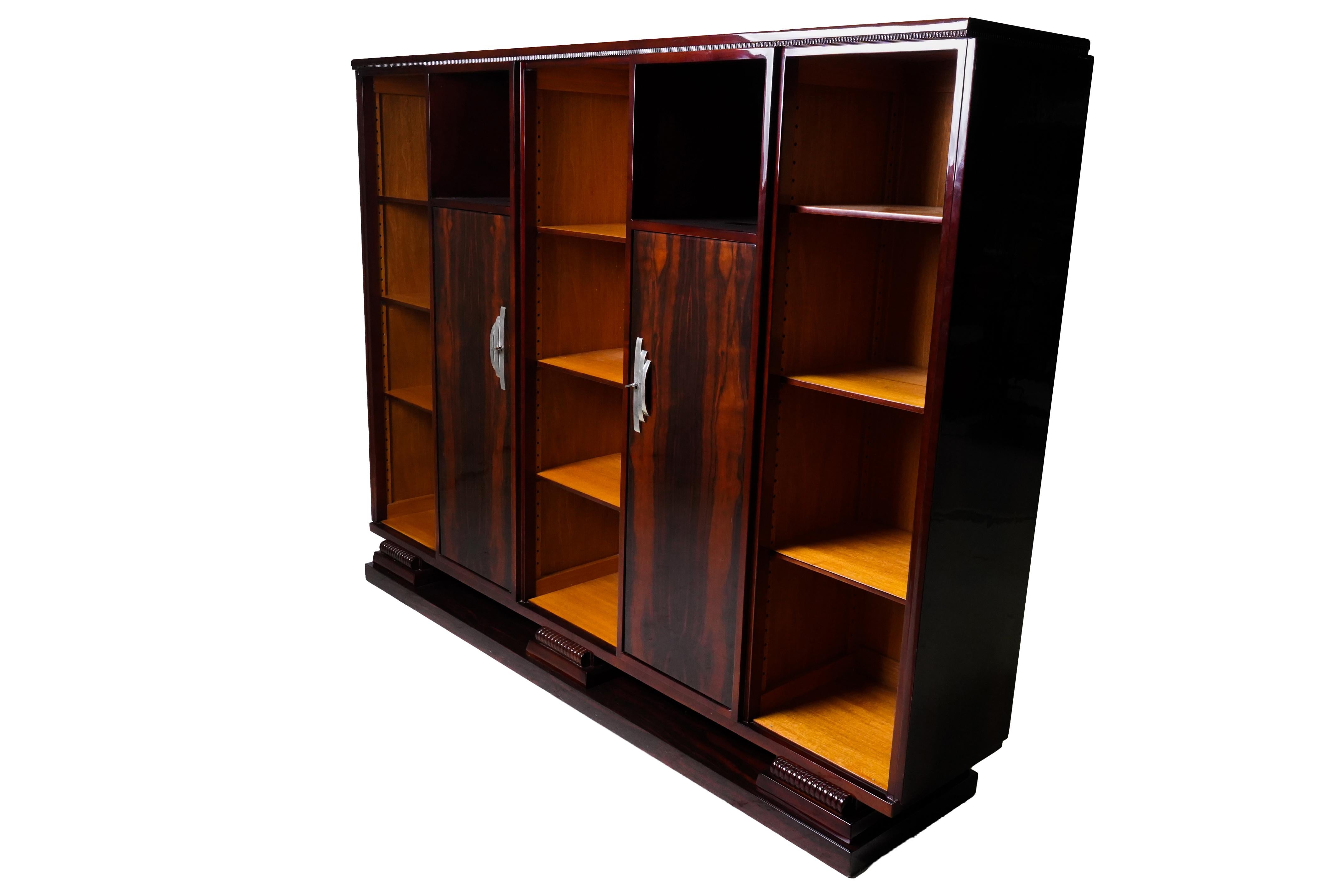 Vintage French Art Deco Display Cabinet From Rosewood Veneer In Good Condition For Sale In Chicago, IL