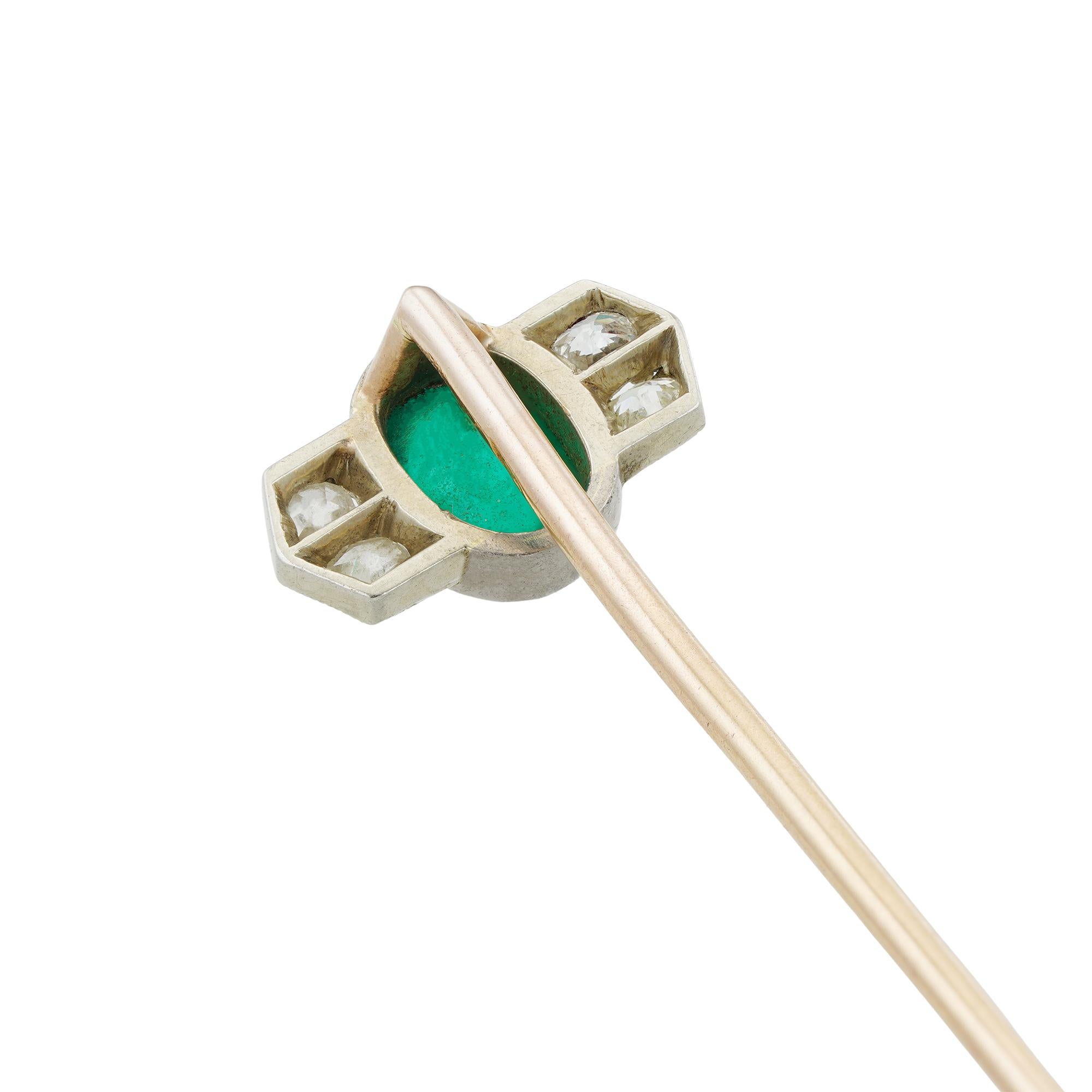 Spillone Art Deco francese con smeraldo e diamanti, smeraldo ovale cabochon del peso stimato di 0,6 carati, con due piccoli diamanti taglio antico incastonati su ciascun lato, diamanti del peso stimato di 0,1 carati in totale, il tutto incastonato a