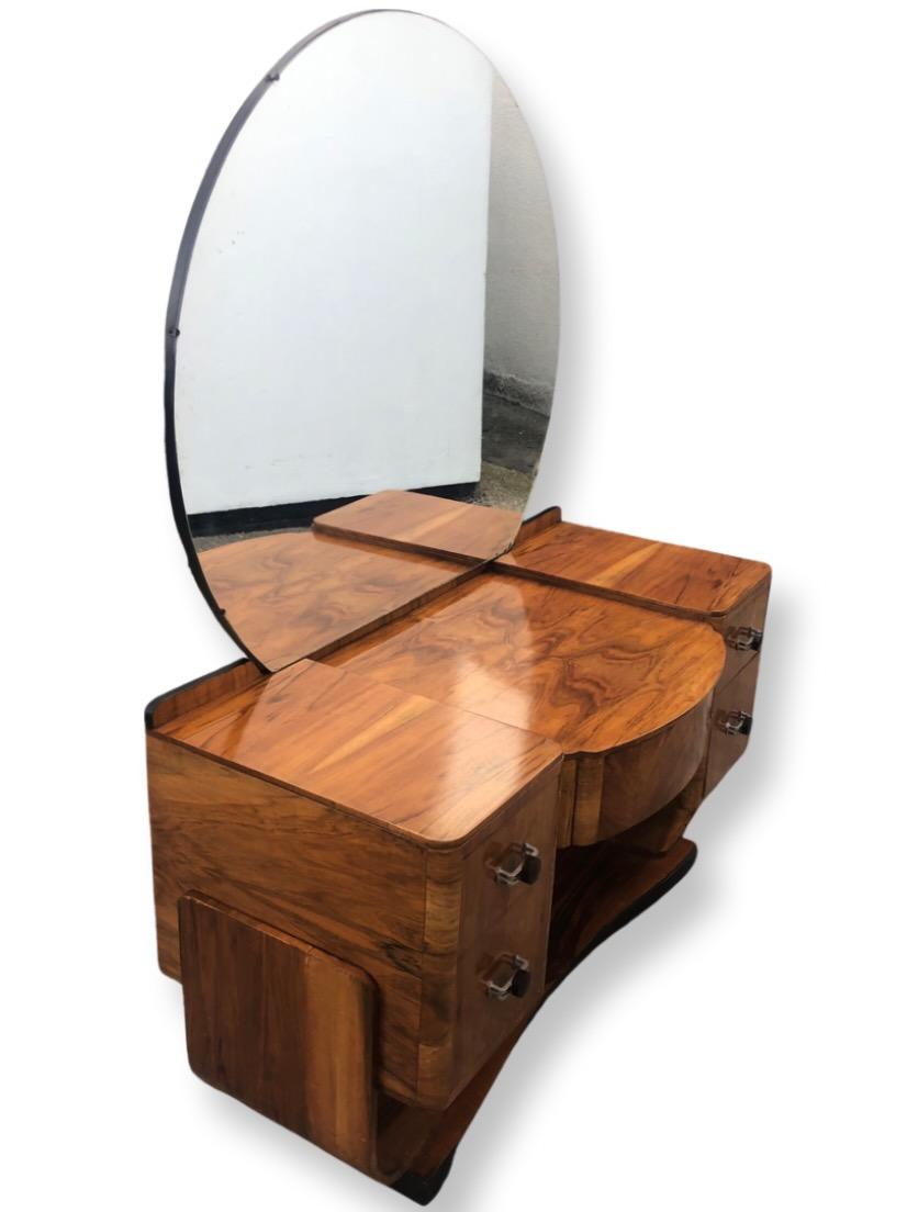 Wonderful 1930s Art Deco walnut dressing table with rare and unusual “u” base support. Above this attractive feature are a pair of pedestals each with 2 deep drawers, all dove tailed, all running smoothly with chrome and faux tortoise shell handles.