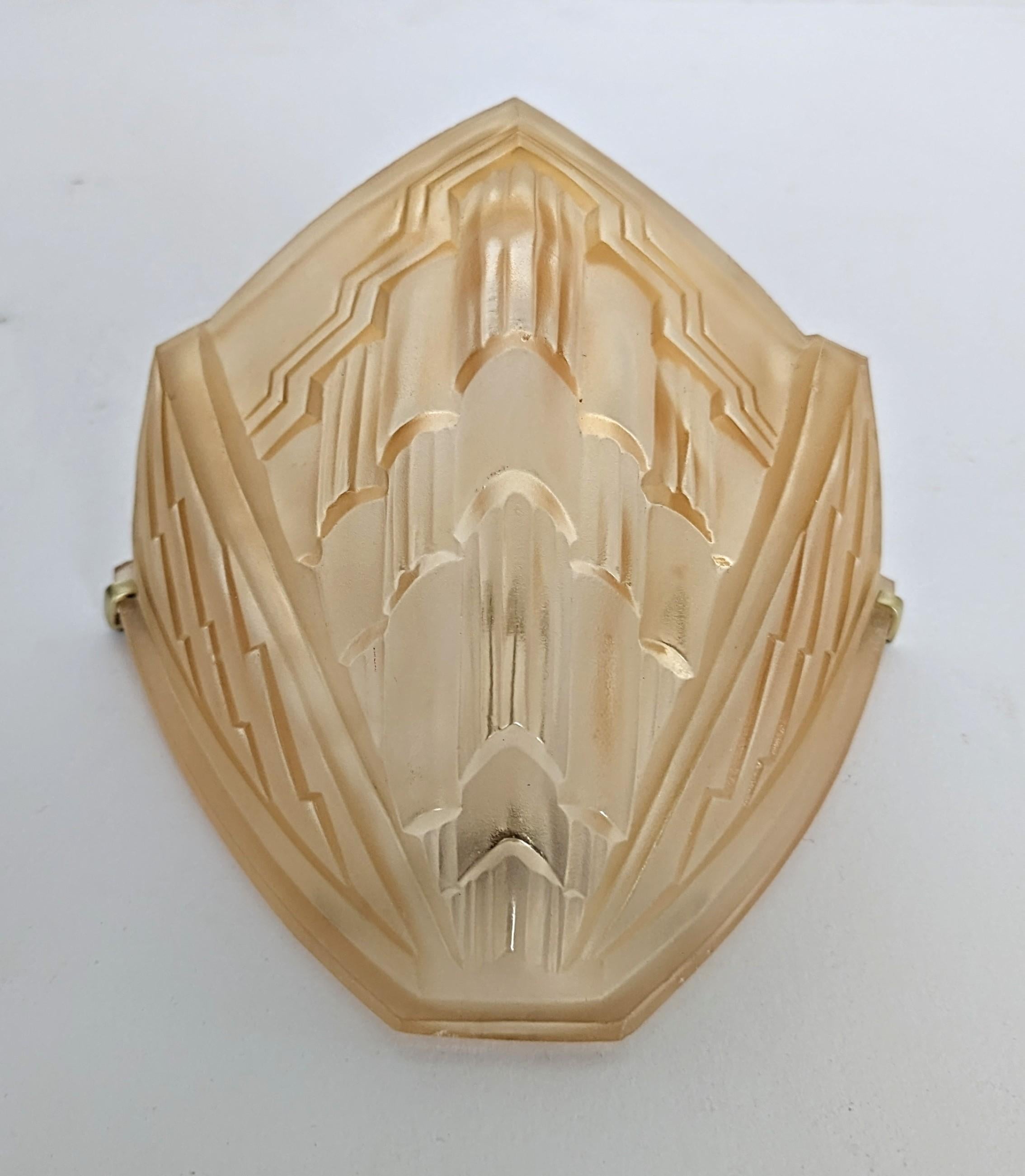 A French Art Deco Geometric Single Sconce Signed by Noverdy In Good Condition For Sale In Long Island City, NY