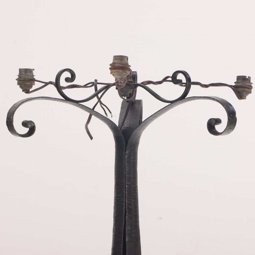 Art déco Lampadaire Art Déco français en fer martelé à la main C 1930 en vente