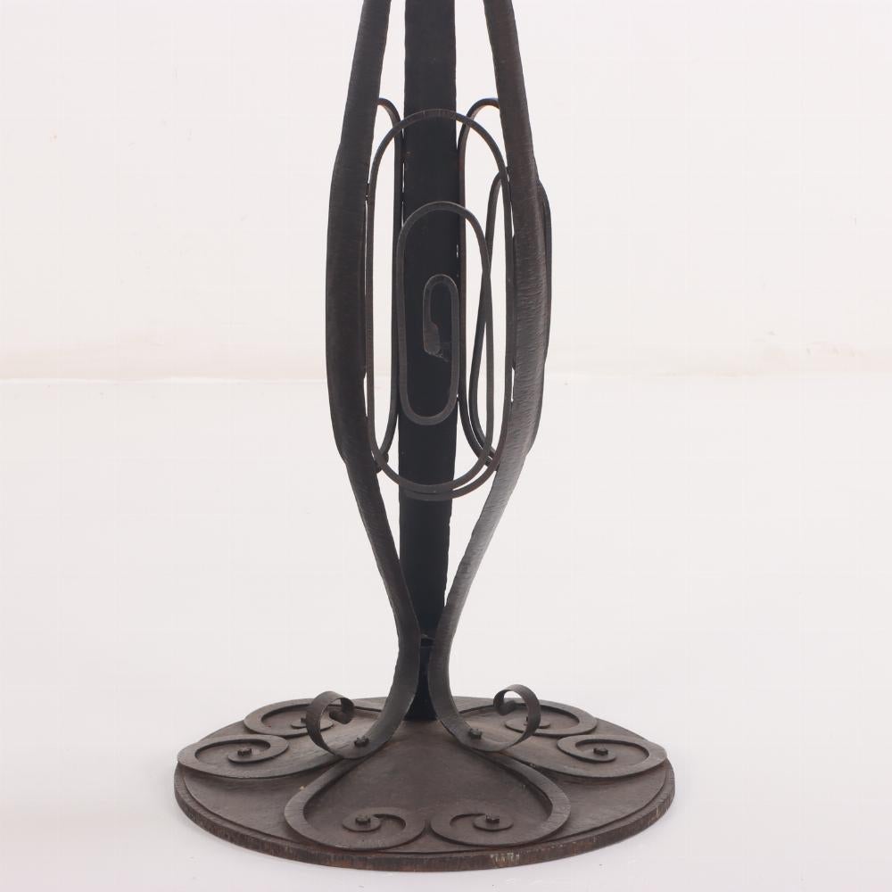 Français Lampadaire Art Déco français en fer martelé à la main C 1930 en vente