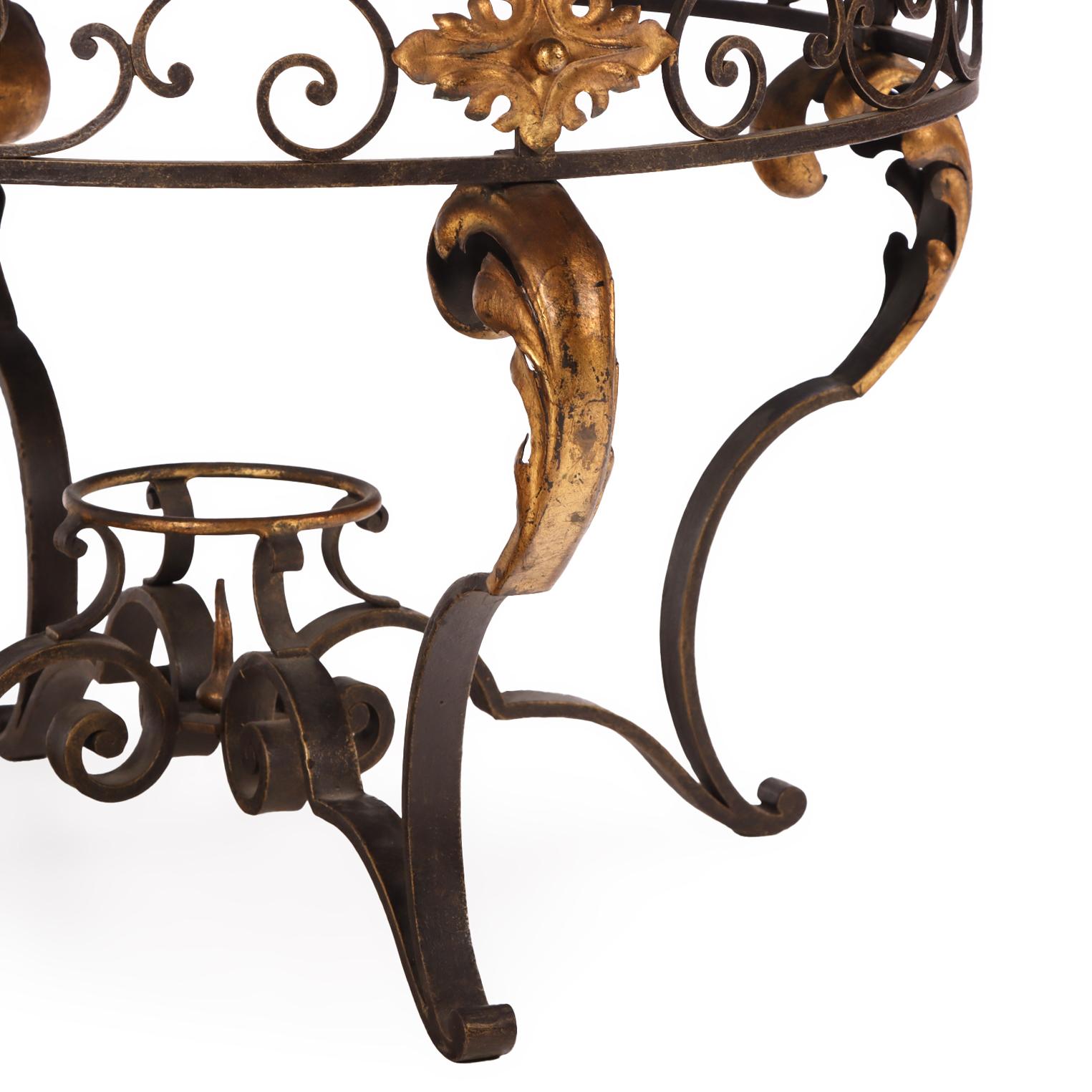 Français Table basse à plateau en marbre, décorée de fer et de dorures, de style Art Decor français. en vente