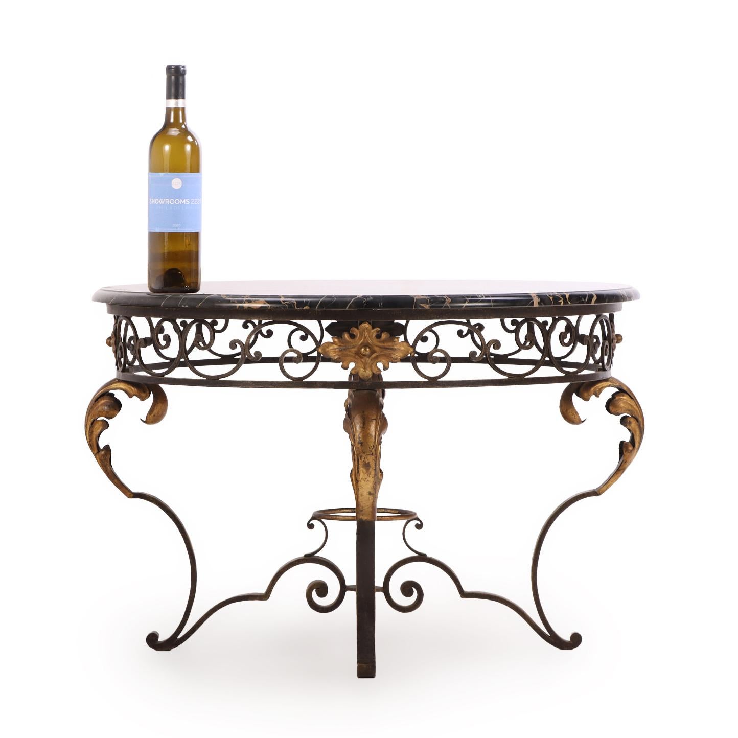 Doré Table basse à plateau en marbre, décorée de fer et de dorures, de style Art Decor français. en vente