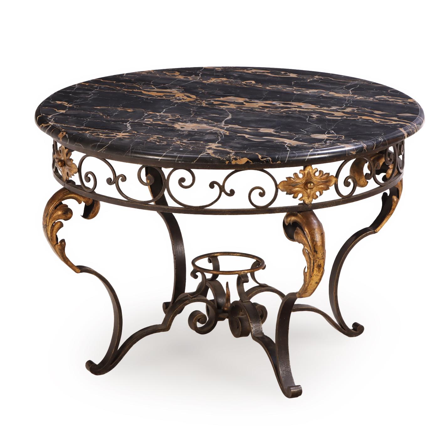 Table basse à plateau en marbre, décorée de fer et de dorures, de style Art Decor français. Bon état - En vente à Philadelphia, PA