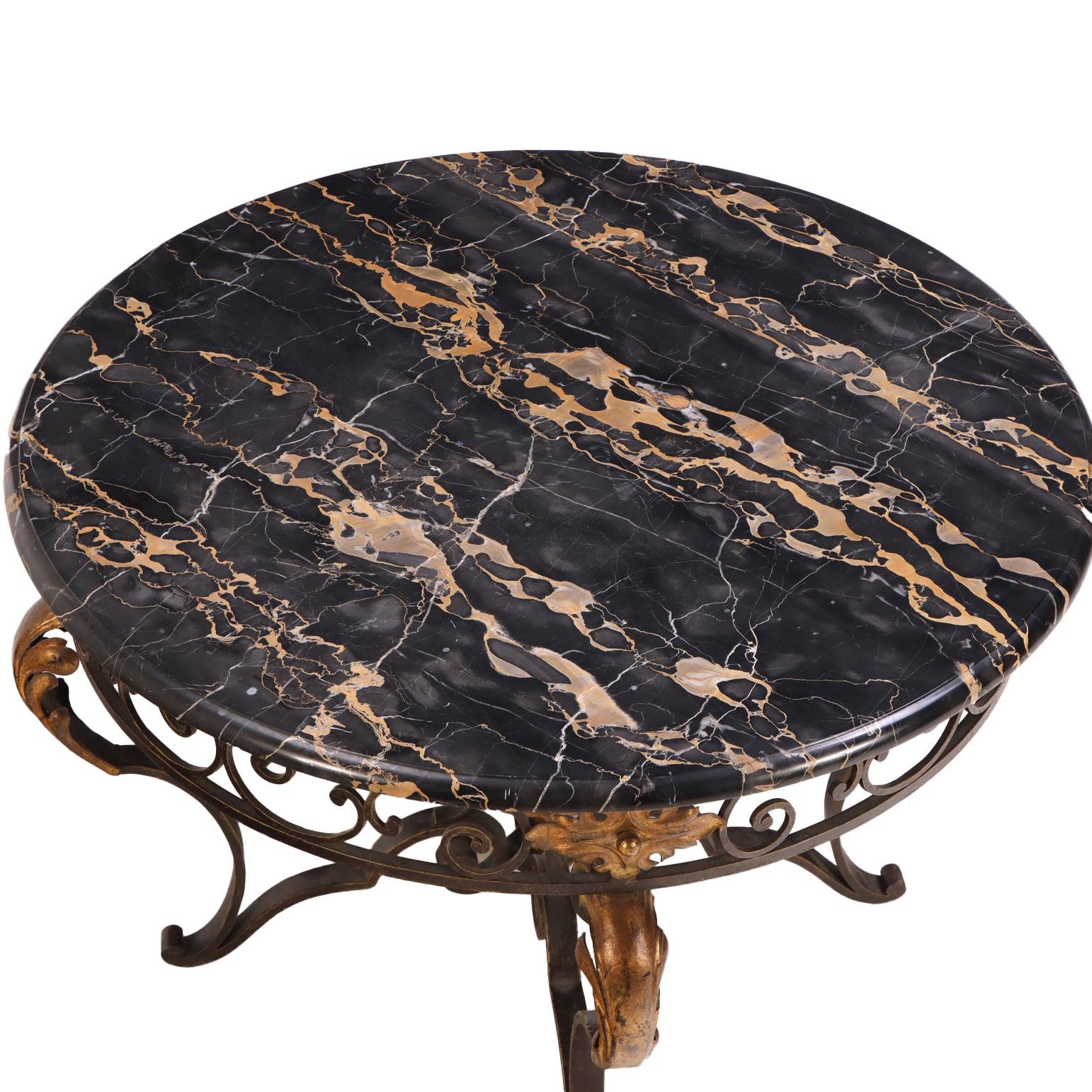 20ième siècle Table basse à plateau en marbre, décorée de fer et de dorures, de style Art Decor français. en vente