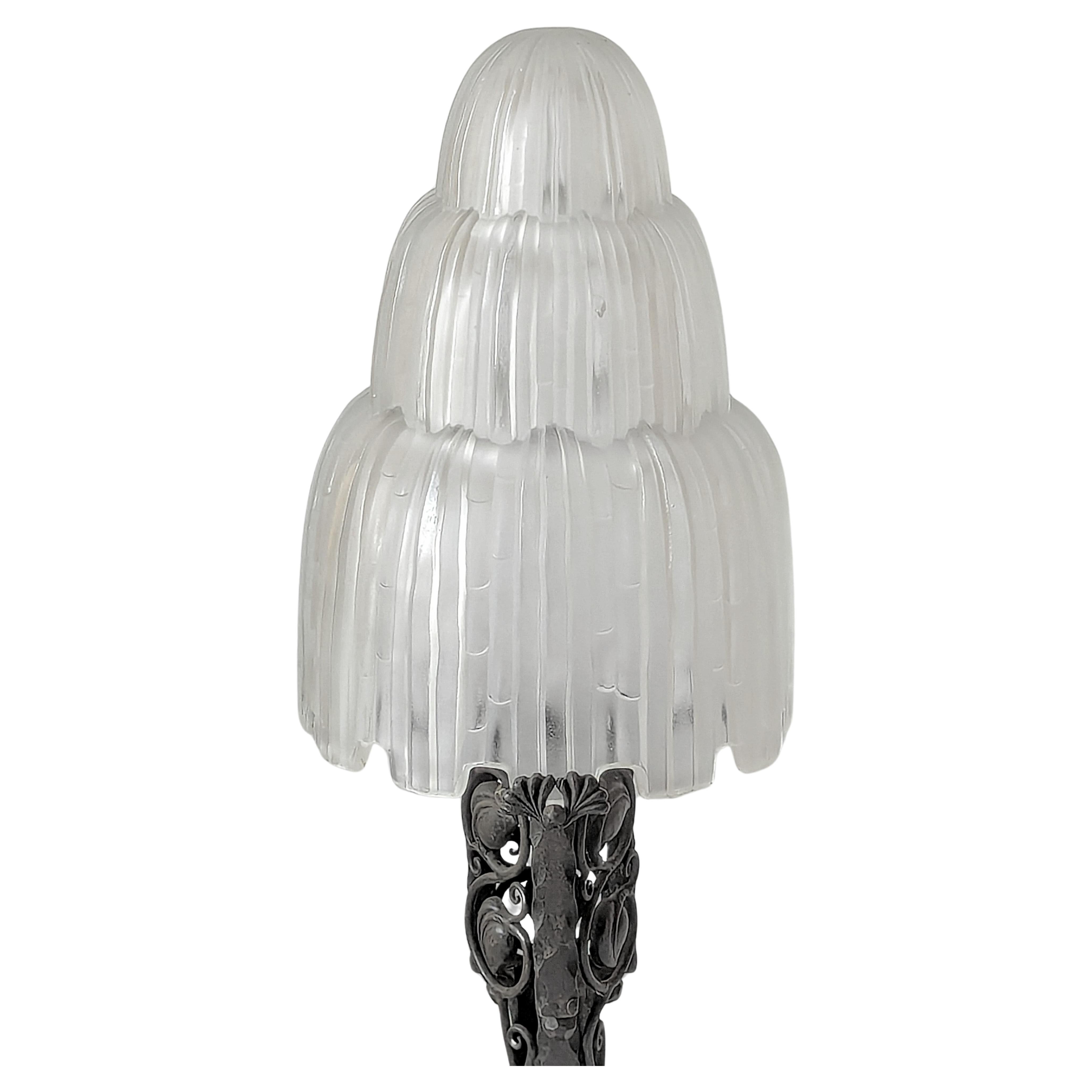 Impresionante y rarísima lámpara de mesa francesa Art Déco en muy buen estado. Colaboración de los dos artistas franceses más aclamados en la cúspide de la Era Art Decó. Las pantallas de cristal conocidas como 