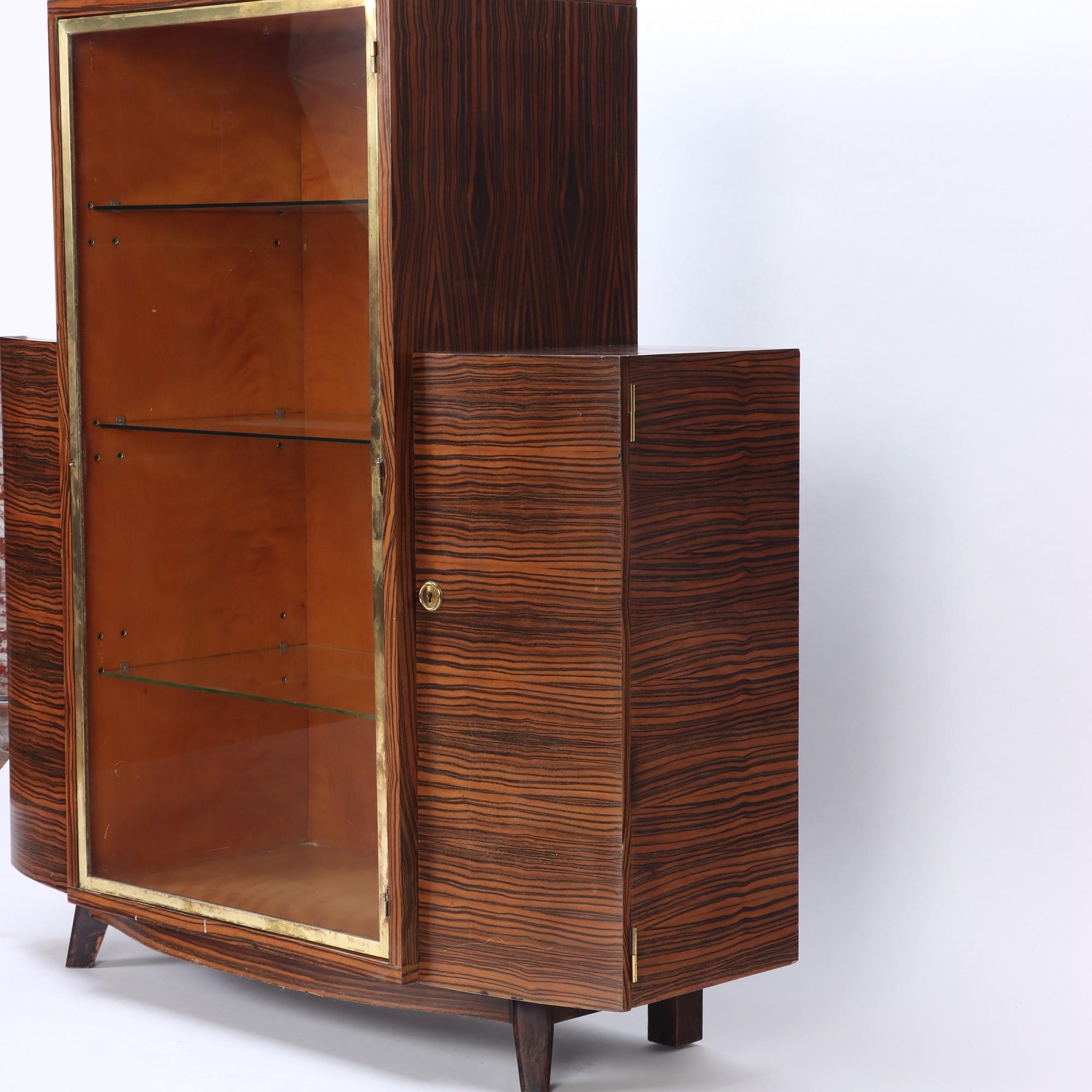 French Art Deco Macassar Bar Cabinet or Vitrine, C 1935 In Good Condition For Sale In Philadelphia, PA