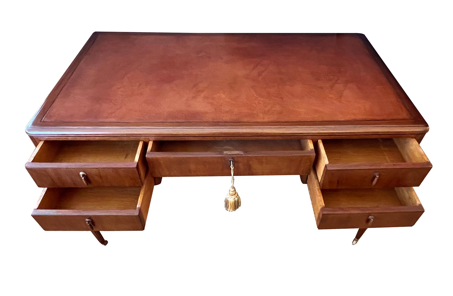 Escritorio francés Art Decó de caoba con 5 cajones y tapa de cuero mediados del siglo XX en venta