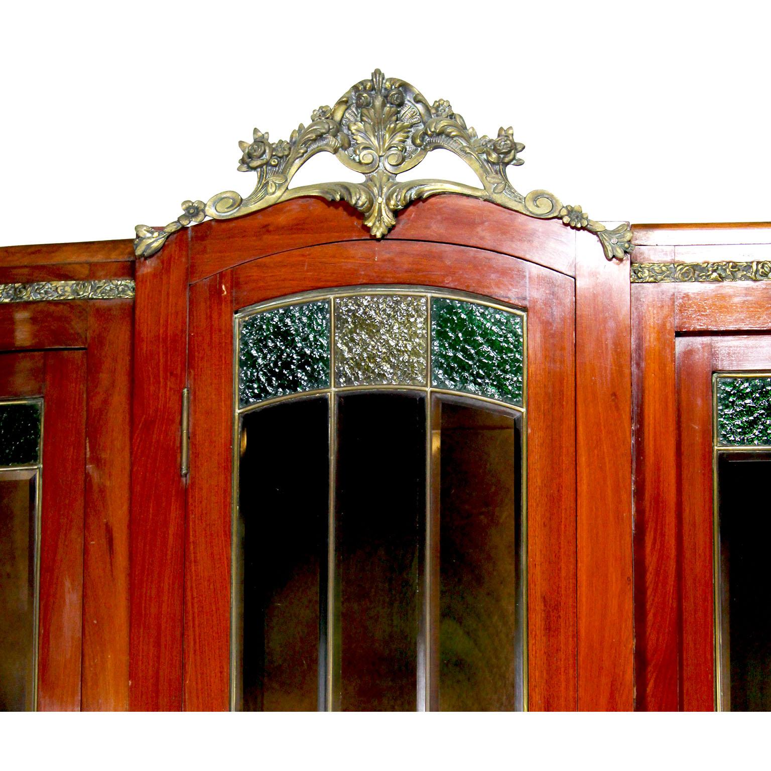 Un buffet francese Art-Déco in mogano, vetro colorato e bronzo dorato in vendita 2