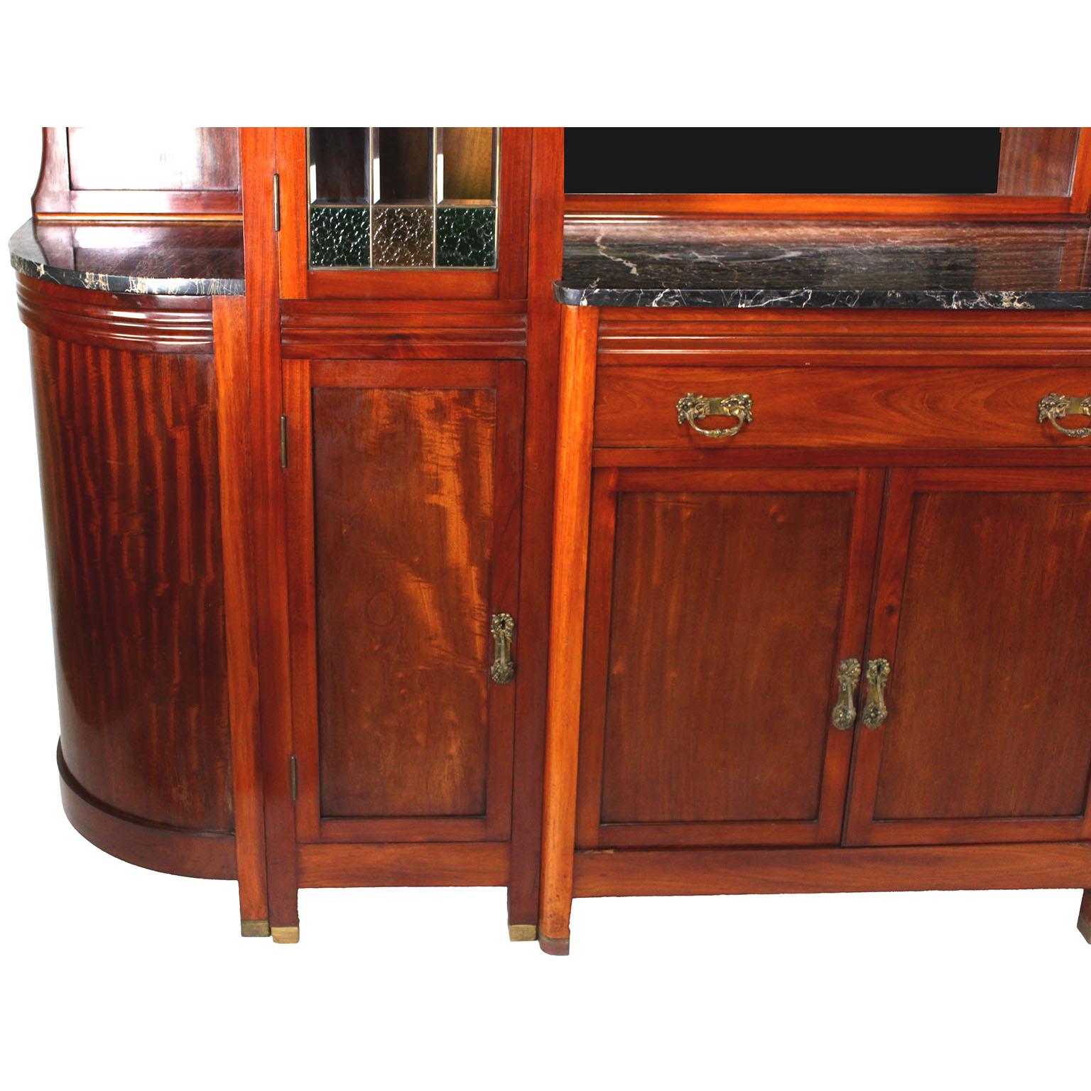 Un buffet francese Art-Déco in mogano, vetro colorato e bronzo dorato in vendita 1