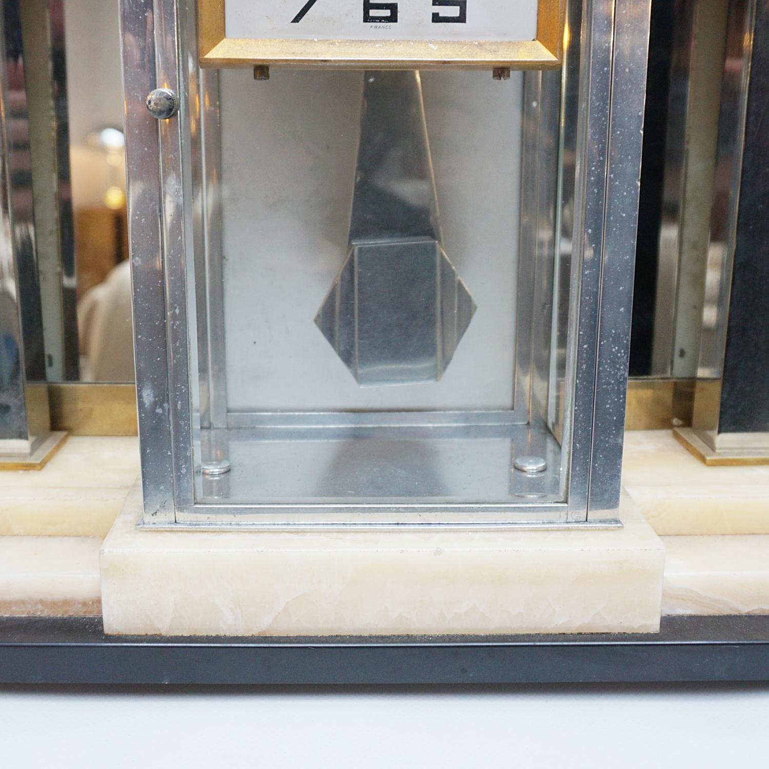 French Art Deco Marbled Onyx Mantle Clock 6