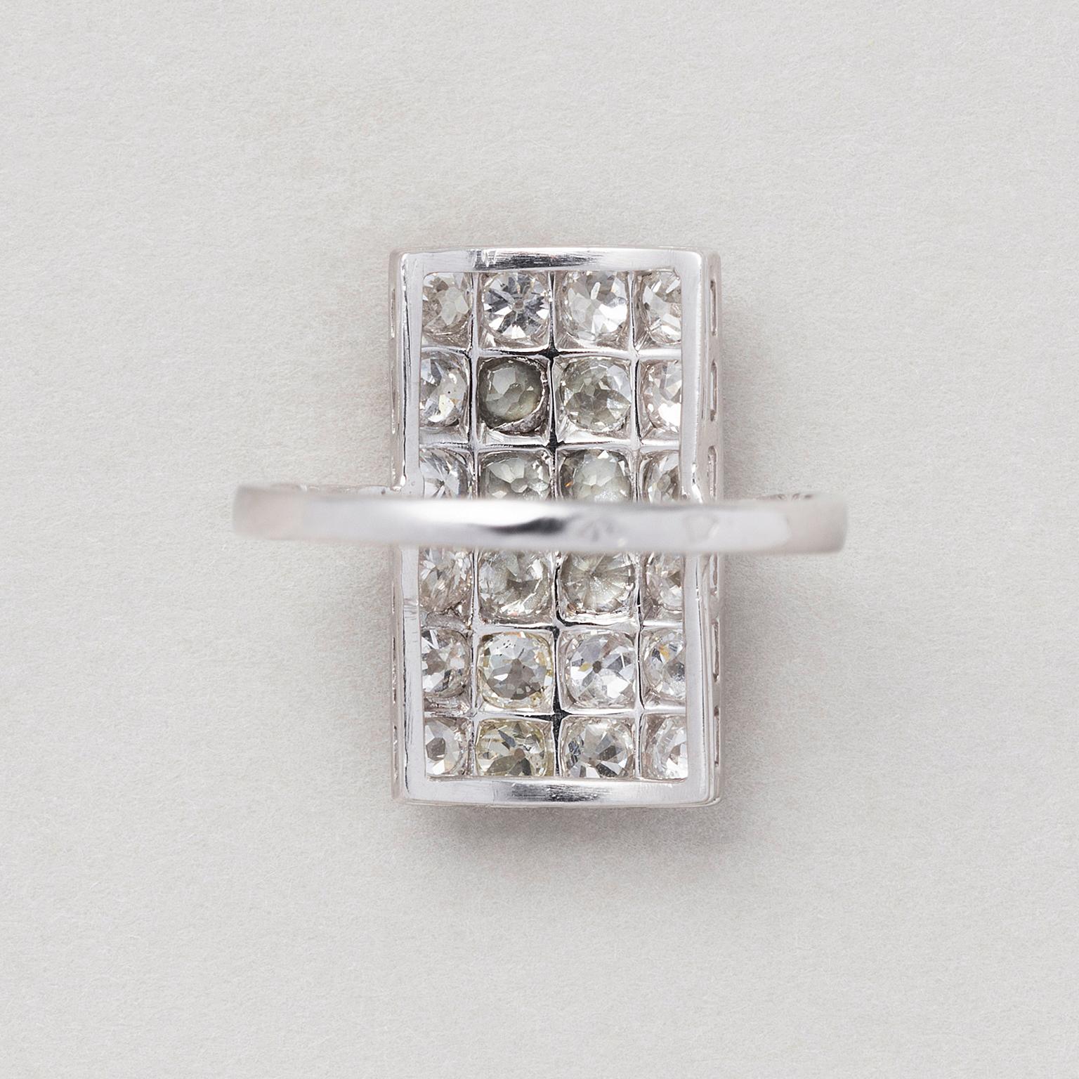 A French Art Deco Platinum and Diamond Panel Ring In Good Condition For Sale In Amsterdam, NL