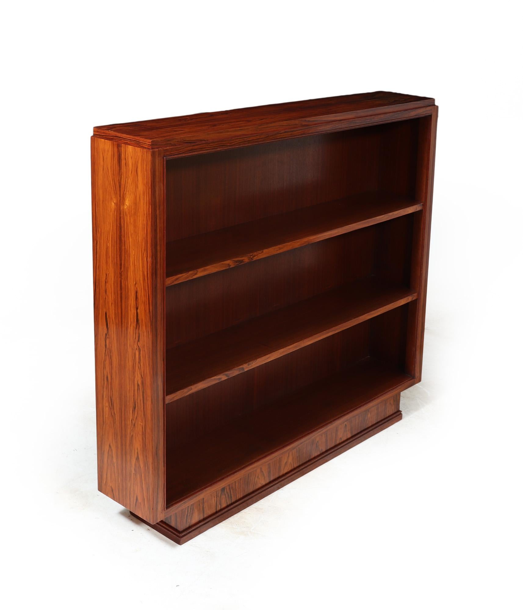 ART DECO OPEN BOOKCASE
A French Art Deco bookcase produced in France around 1930, has two fixed shelves, very good quality and simplistic design the bookcase has been carefully restored and fully polished and in excellent condition throughout

Age: