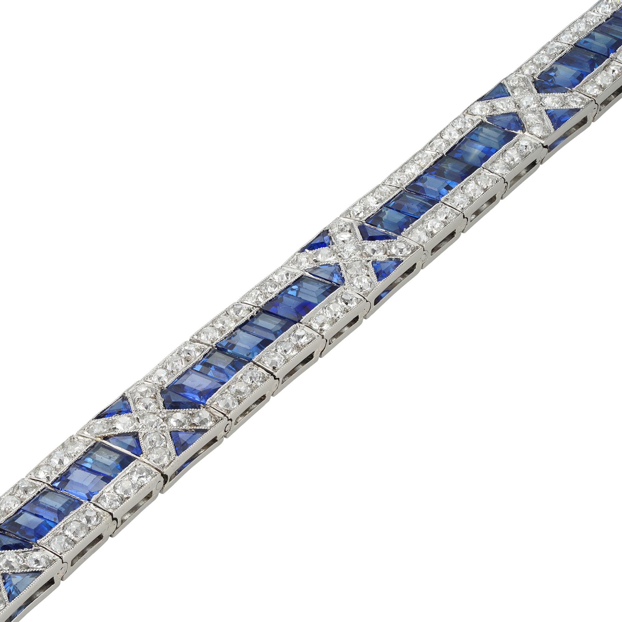 Bracciale francese Art Deco con zaffiri e diamanti, composto da pannelli quadrati di dimensioni ridotte con una formazione a croce di diamanti impreziosita da piccoli zaffiri di taglio triangolare, collegati da diciassette maglie di forma