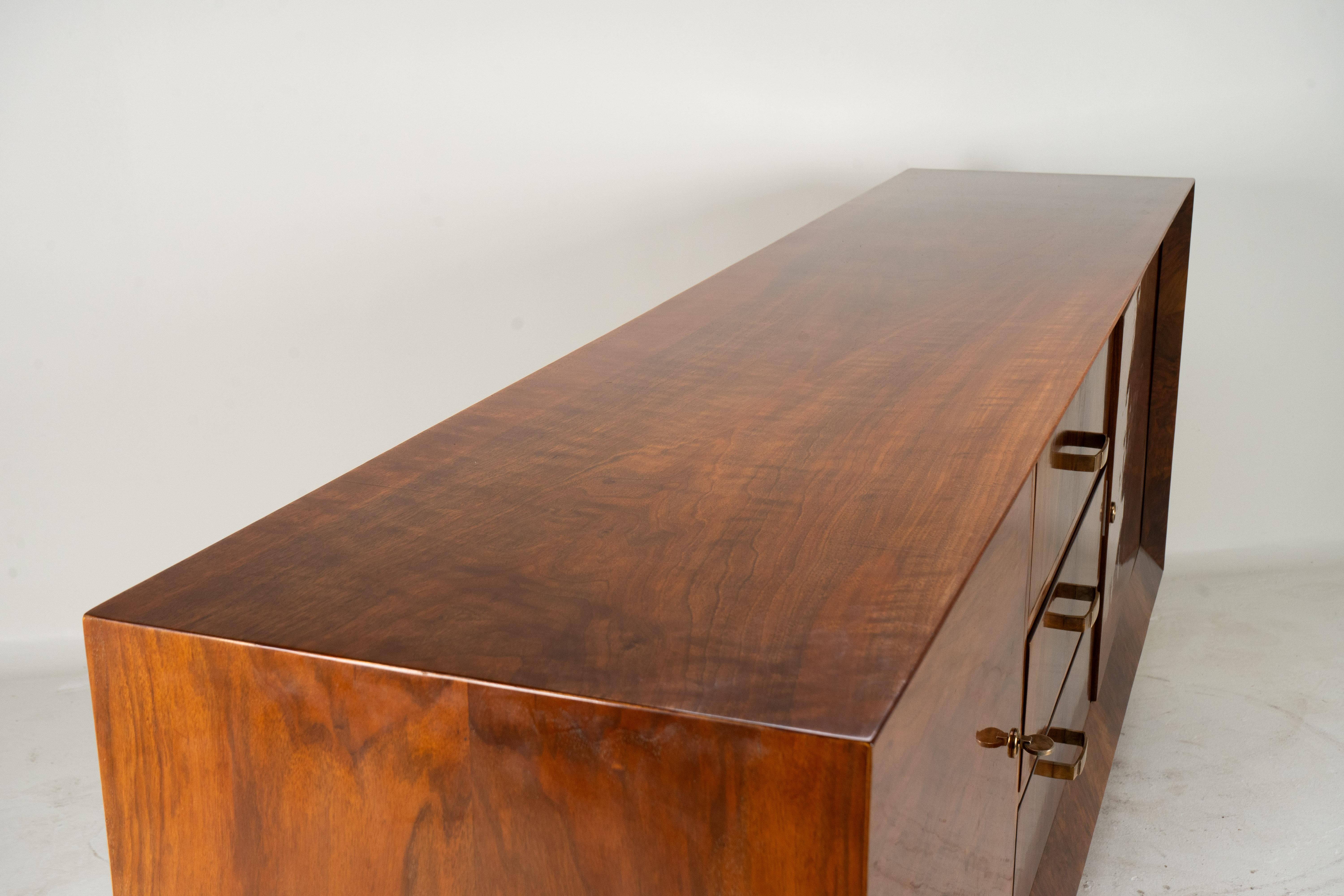 A French Art Deco Sideboard with Beveled Front and Three Drawers in vendita 3