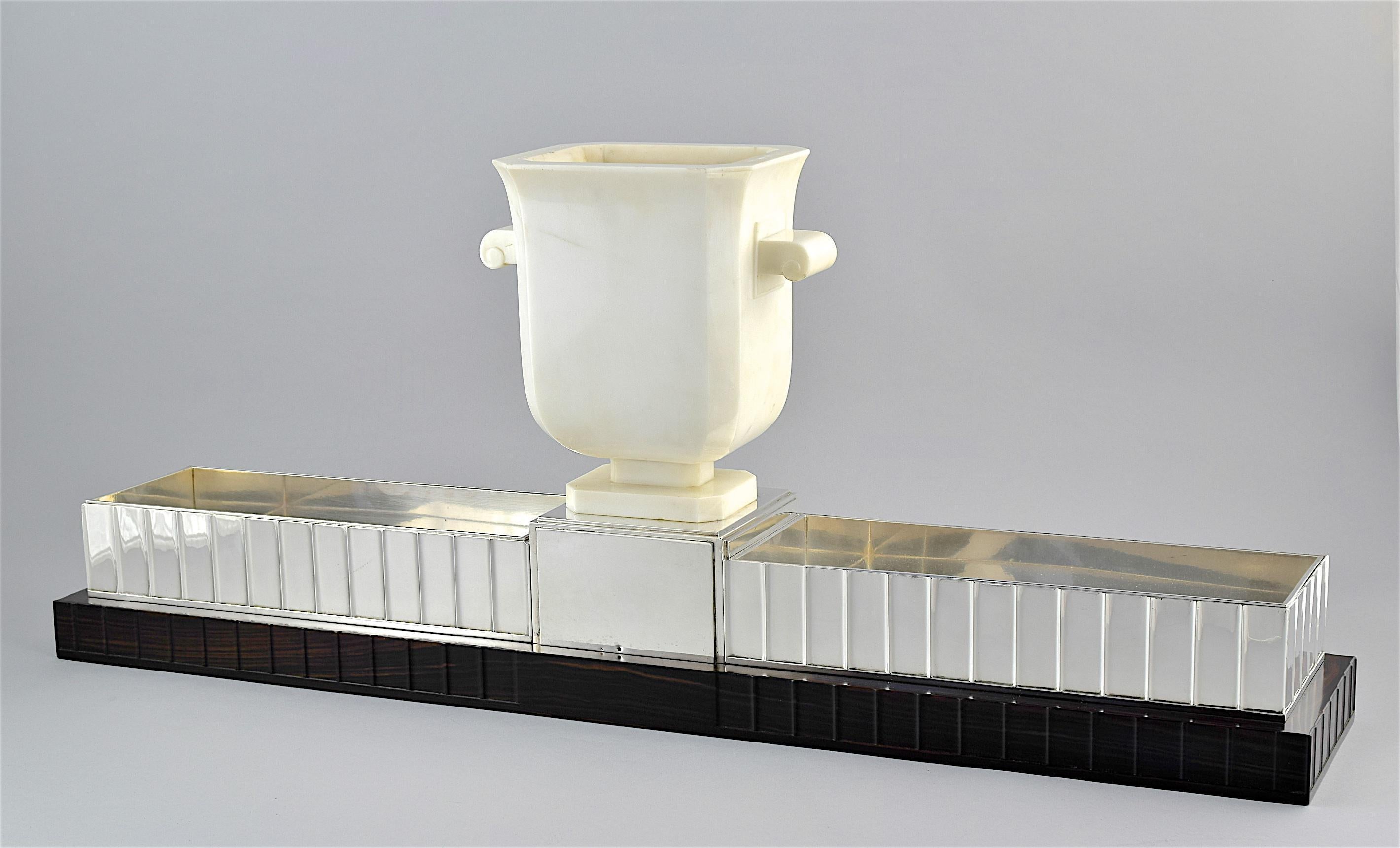 Centro de mesa francés Art Déco de plata y alabastro sobre zócalo de ébano de Macassar en venta 4