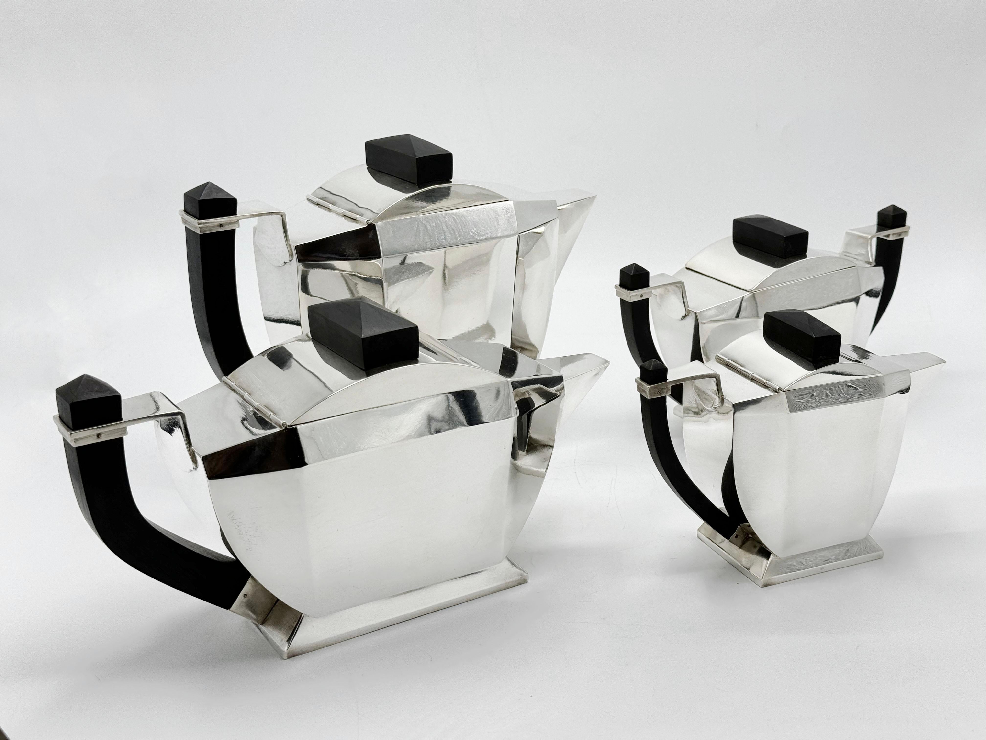 Un servizio da tè in stile Art Deco dell'azienda austriaca Argental. 
Questo incantevole set è composto da teiera, caffettiera, zuccheriera e lattiera. I dettagli verticali in stile grattacielo Art Deco sono incisi sulla base di ogni pezzo.

I
