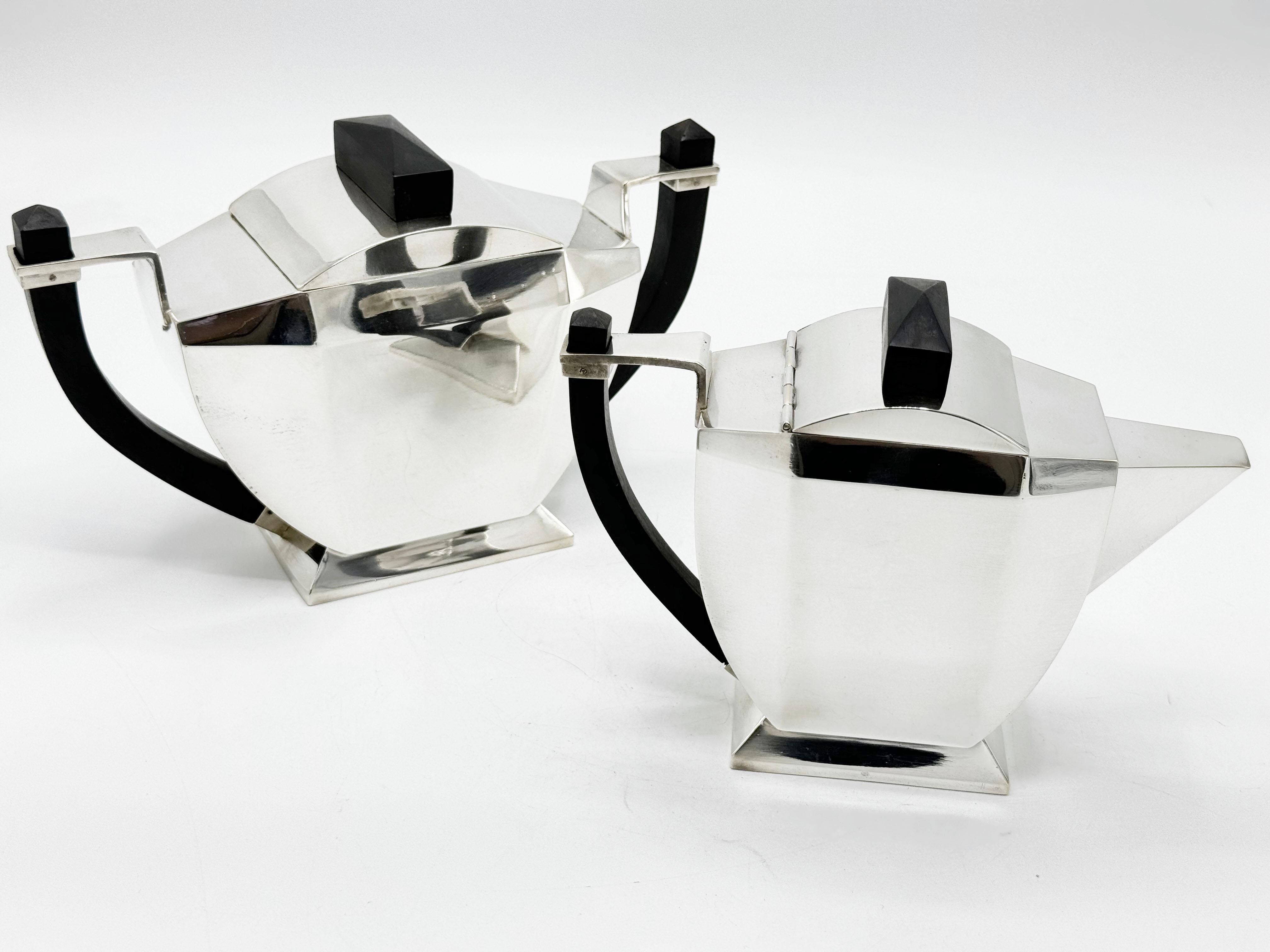 Placcato argento Servizio da caffè e da tè in argento Art Deco francese, di Argental, 1930 circa in vendita