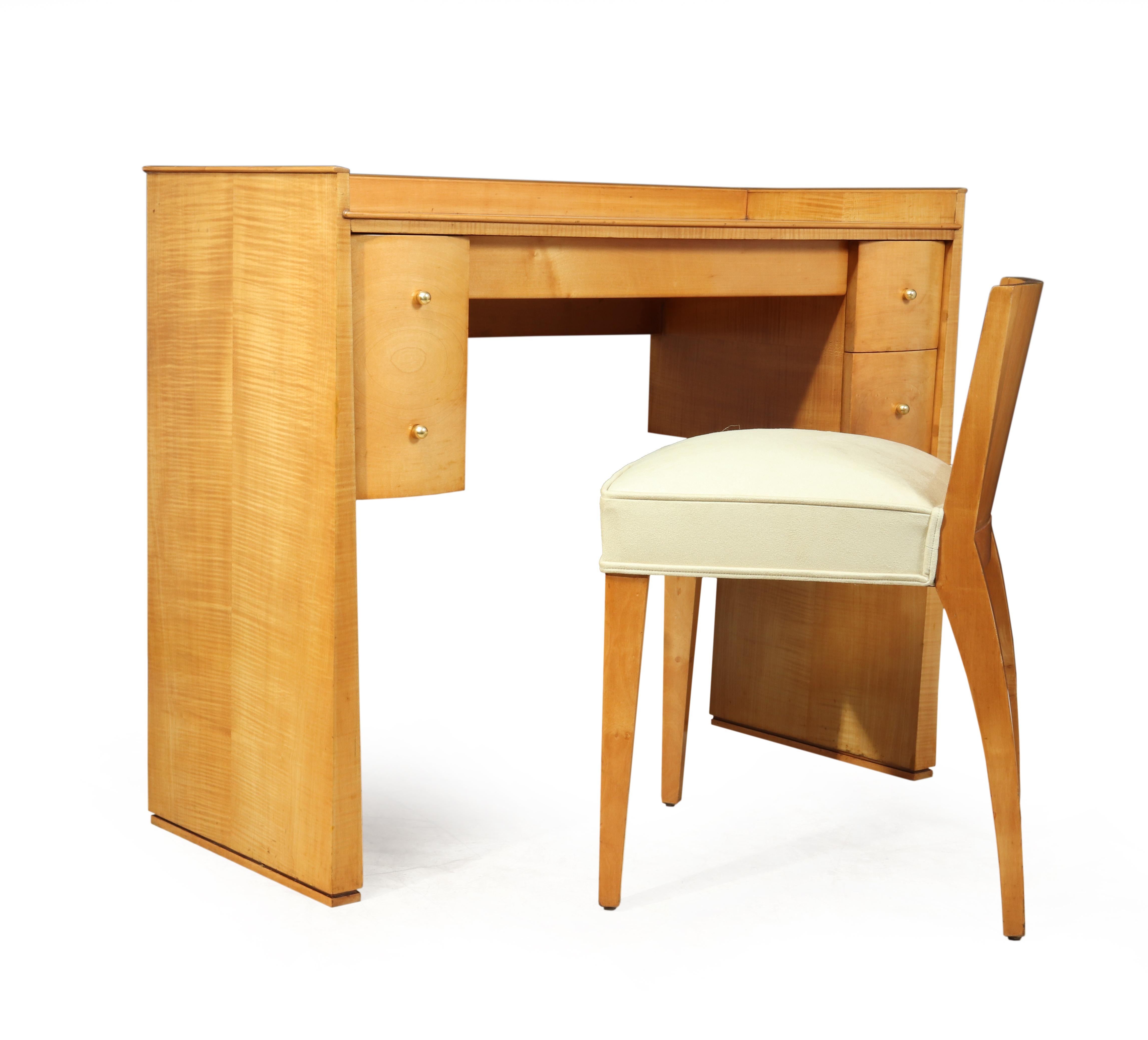 A French Art Deco Sycamore dressing table and chair

This sycamore dressing table has a raised gallery around the top, a double deep drawer on the left central drawer and two drawers to the right, the side are tapered and stand on intricate slides