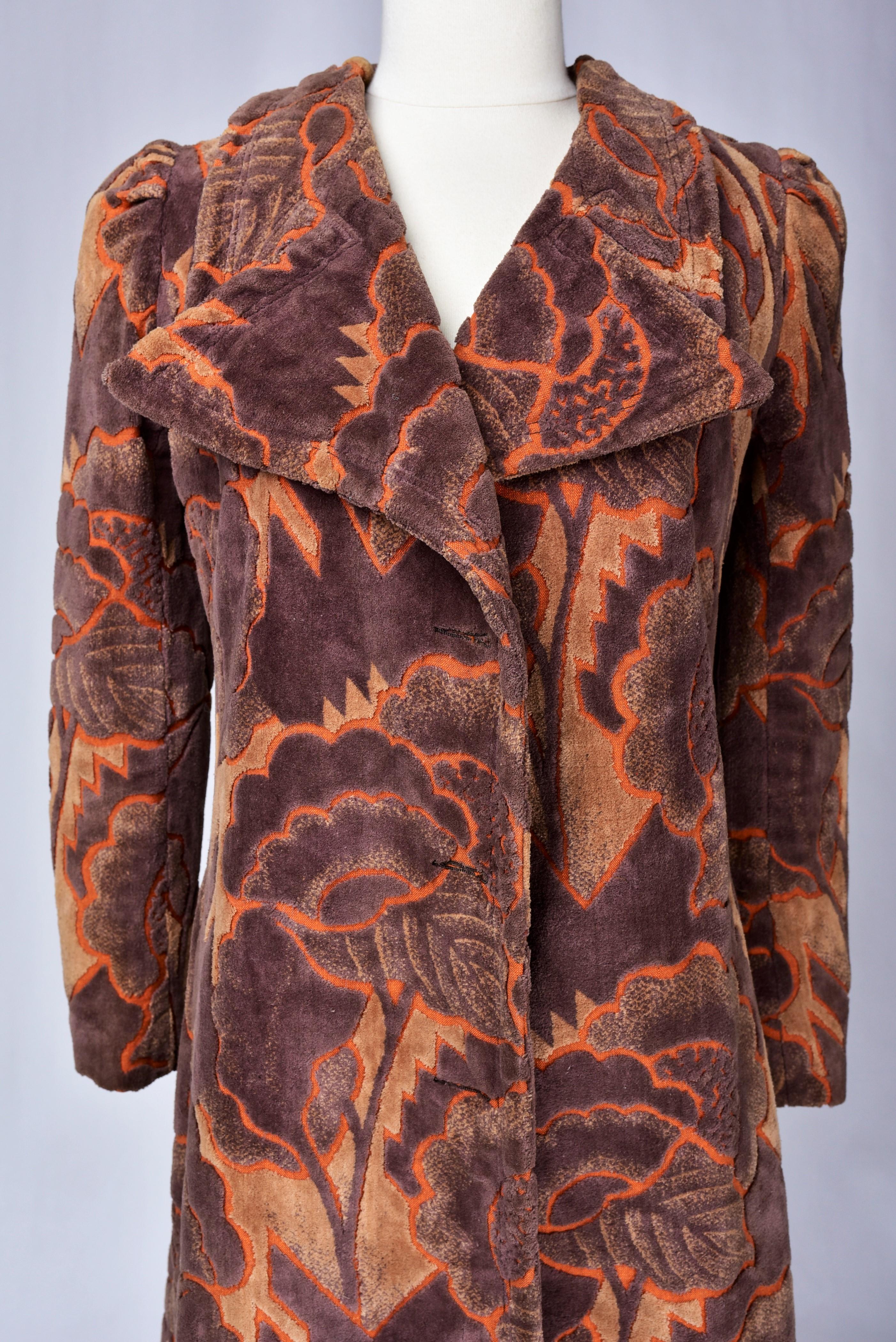 Circa 1970

France

Beautiful Art Deco velvet day coat in the style of Raoul Dufy, dating from the early 1970s. Fitted and flared at the bottom with a large pointed collar and a small puffed shoulder armhole. No buttons. Superb cut and shaped velvet