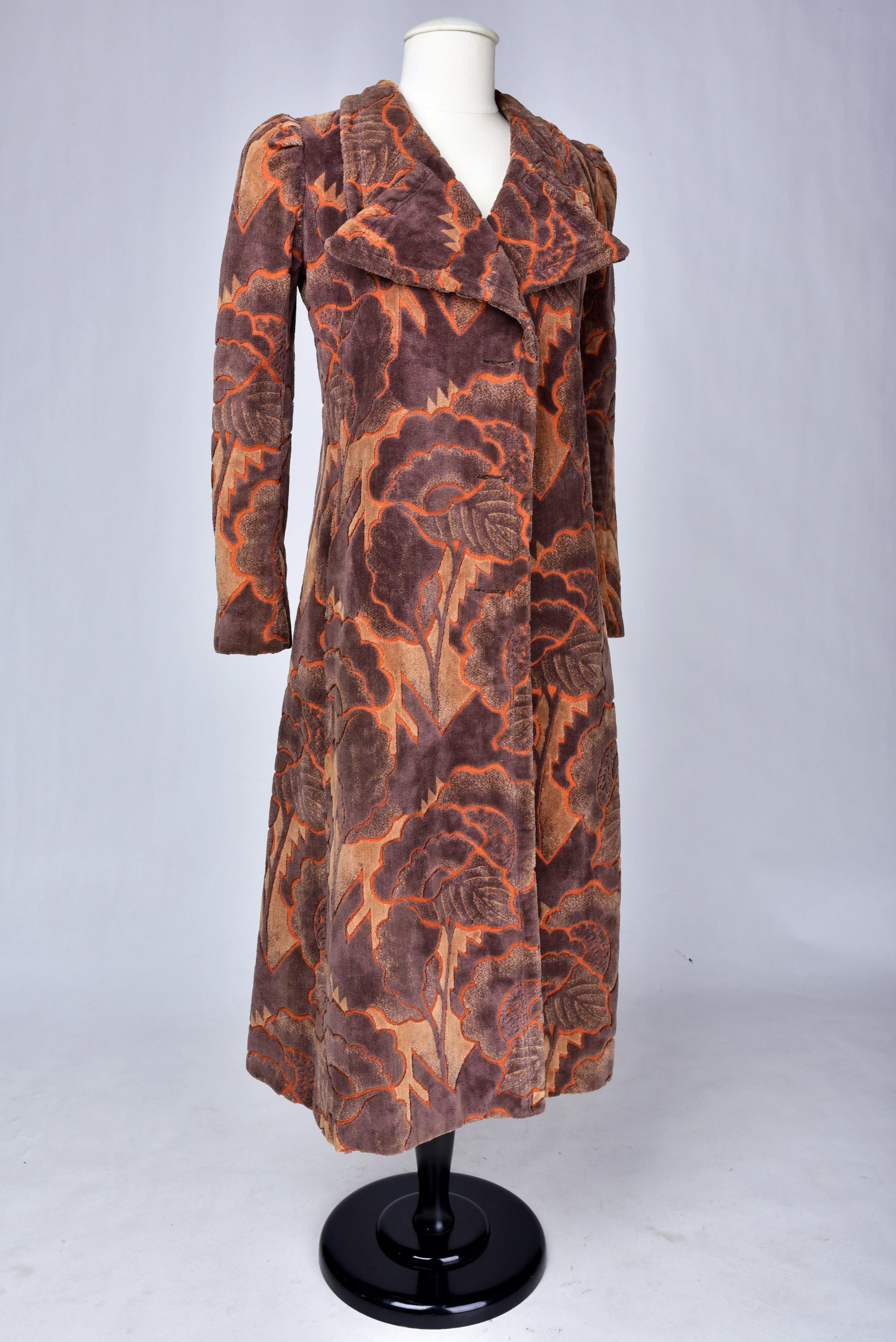 A French Art Deco Velvet Day Coat in the style of Raoul Dufy Circa 1970 In Good Condition For Sale In Toulon, FR