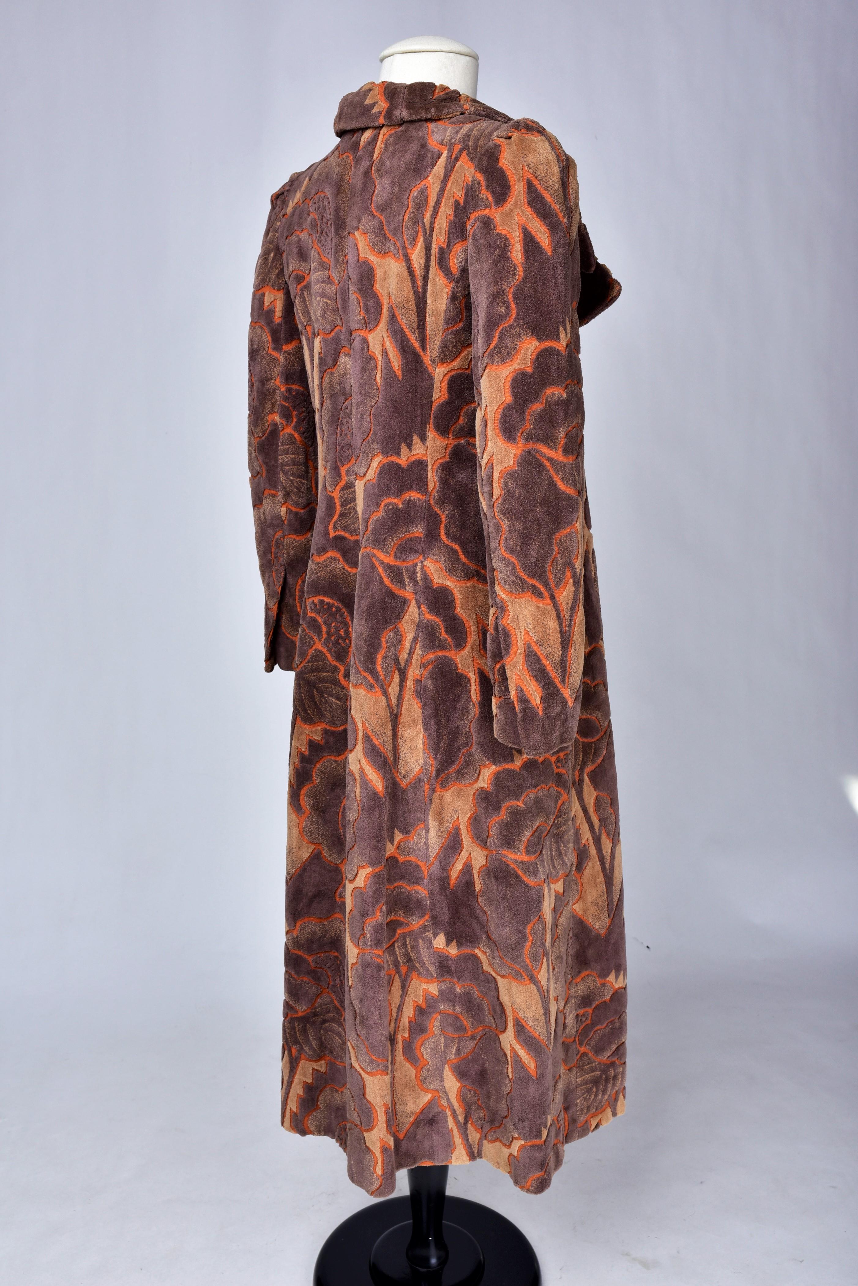 A French Art Deco Velvet Day Coat in the style of Raoul Dufy Circa 1970 For Sale 2