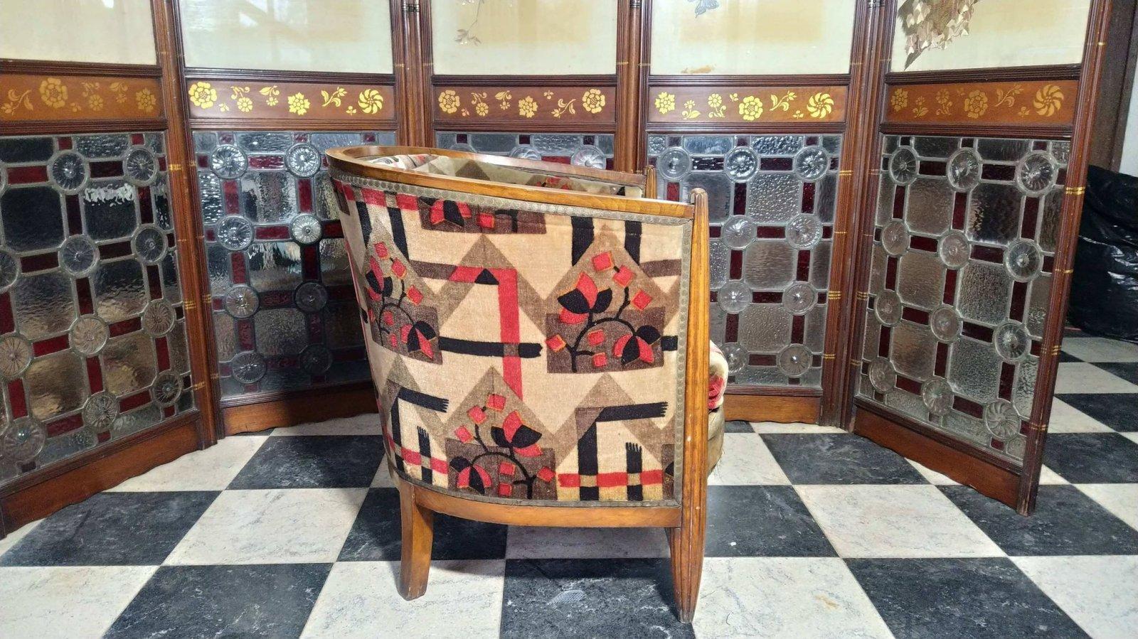 Art déco Chaise de bain Art Déco française en noyer avec tapisserie géométrique originale de l'ère Jaz en vente