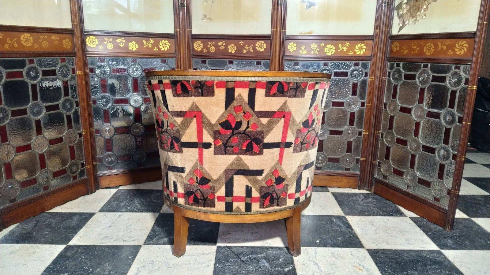 Art-déco-Stuhl aus Nussbaumholz mit originaler geometrischer Jaz-Age-Polsterung, französisch (Französisch) im Angebot