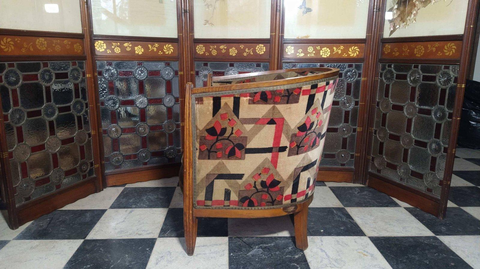 French Art Deco Walnut Tub Chair with Original Geometric Jaz Age Upholstery In Good Condition For Sale In London, GB