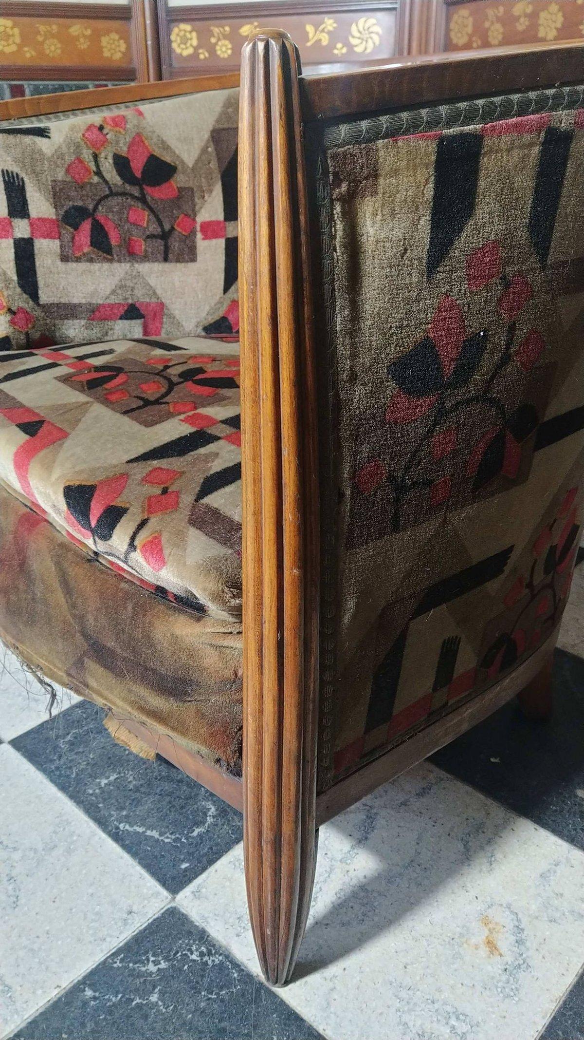 Art-déco-Stuhl aus Nussbaumholz mit originaler geometrischer Jaz-Age-Polsterung, französisch (Mitte des 20. Jahrhunderts) im Angebot