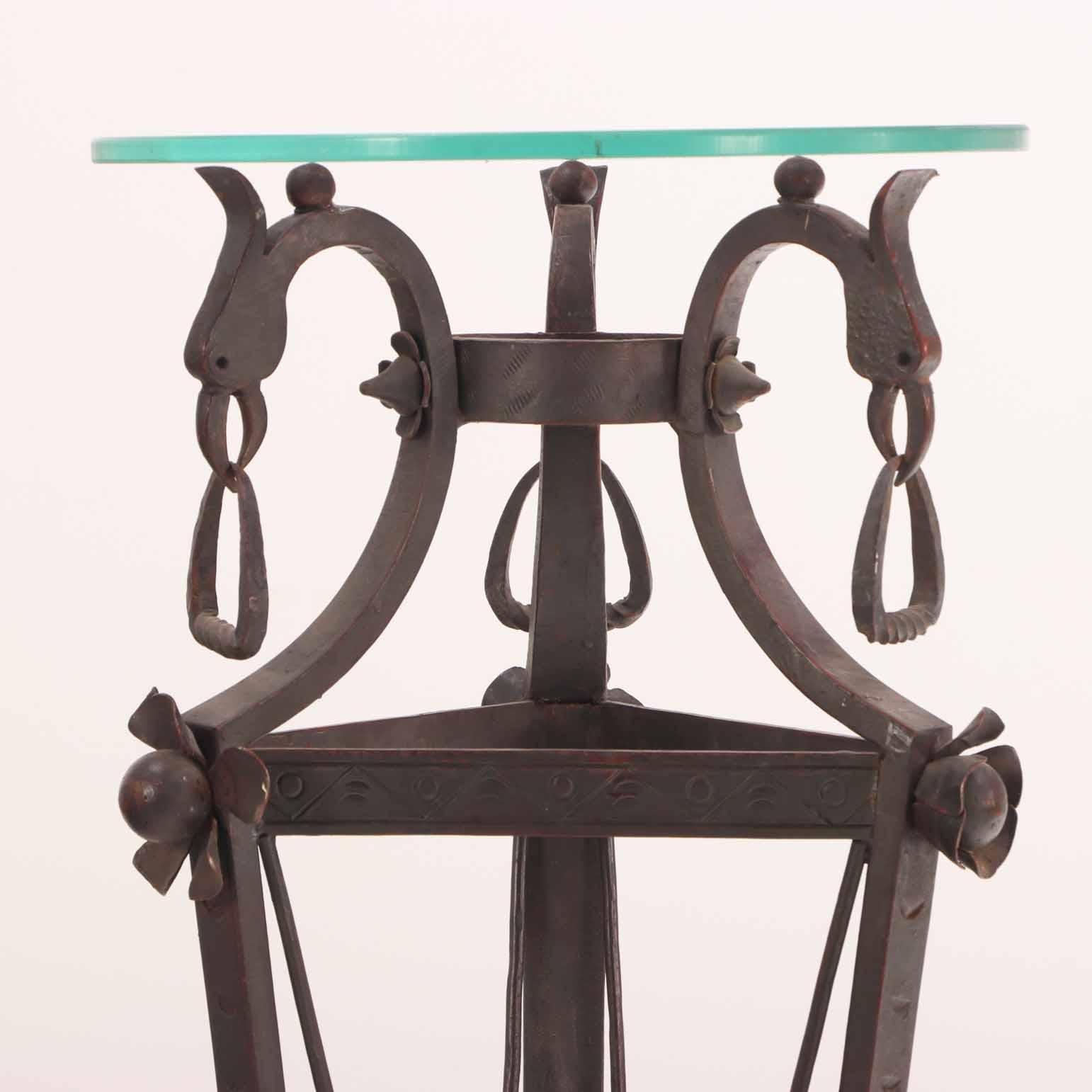 Piantana in ferro battuto in stile Art Déco francese, C.C. 1920. In condizioni buone in vendita a Philadelphia, PA