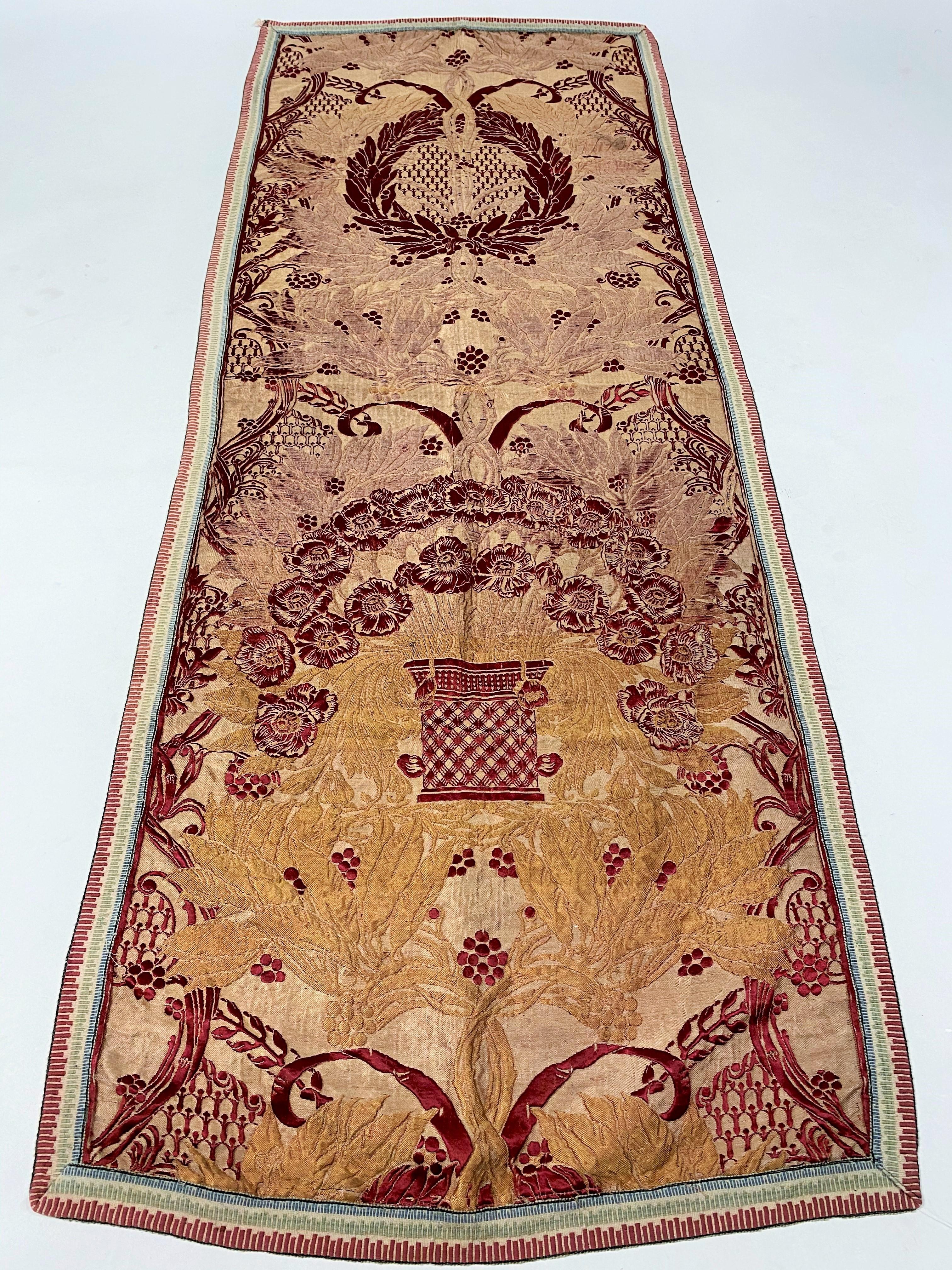 A French Art Nouveau Brocaded Silk by Adrien Karbowsky - Tassinari & Chatel 1899 In Good Condition For Sale In Toulon, FR