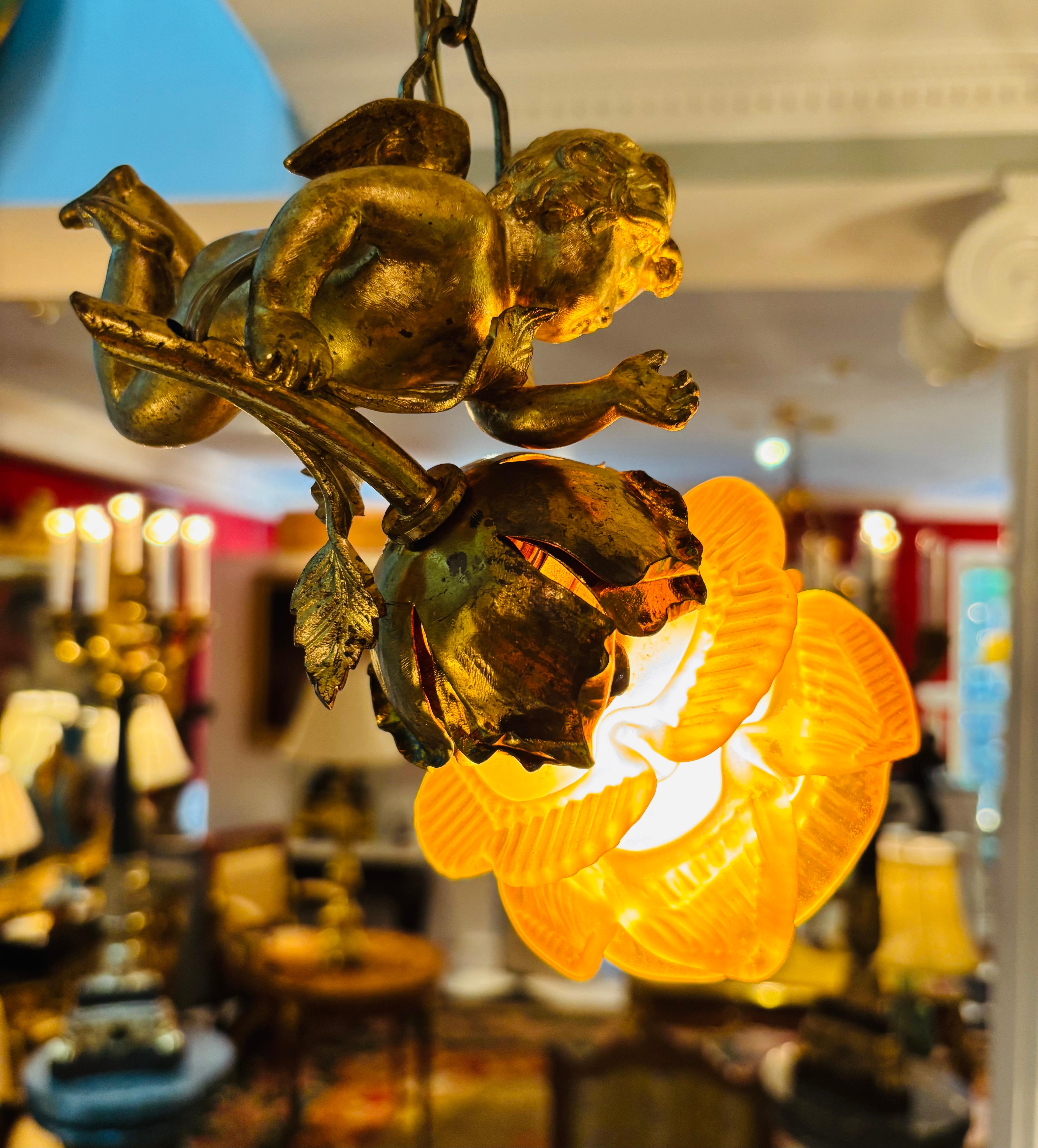 Una lampada a sospensione in bronzo dorato Art Nouveau francese con putto volante in vendita 3